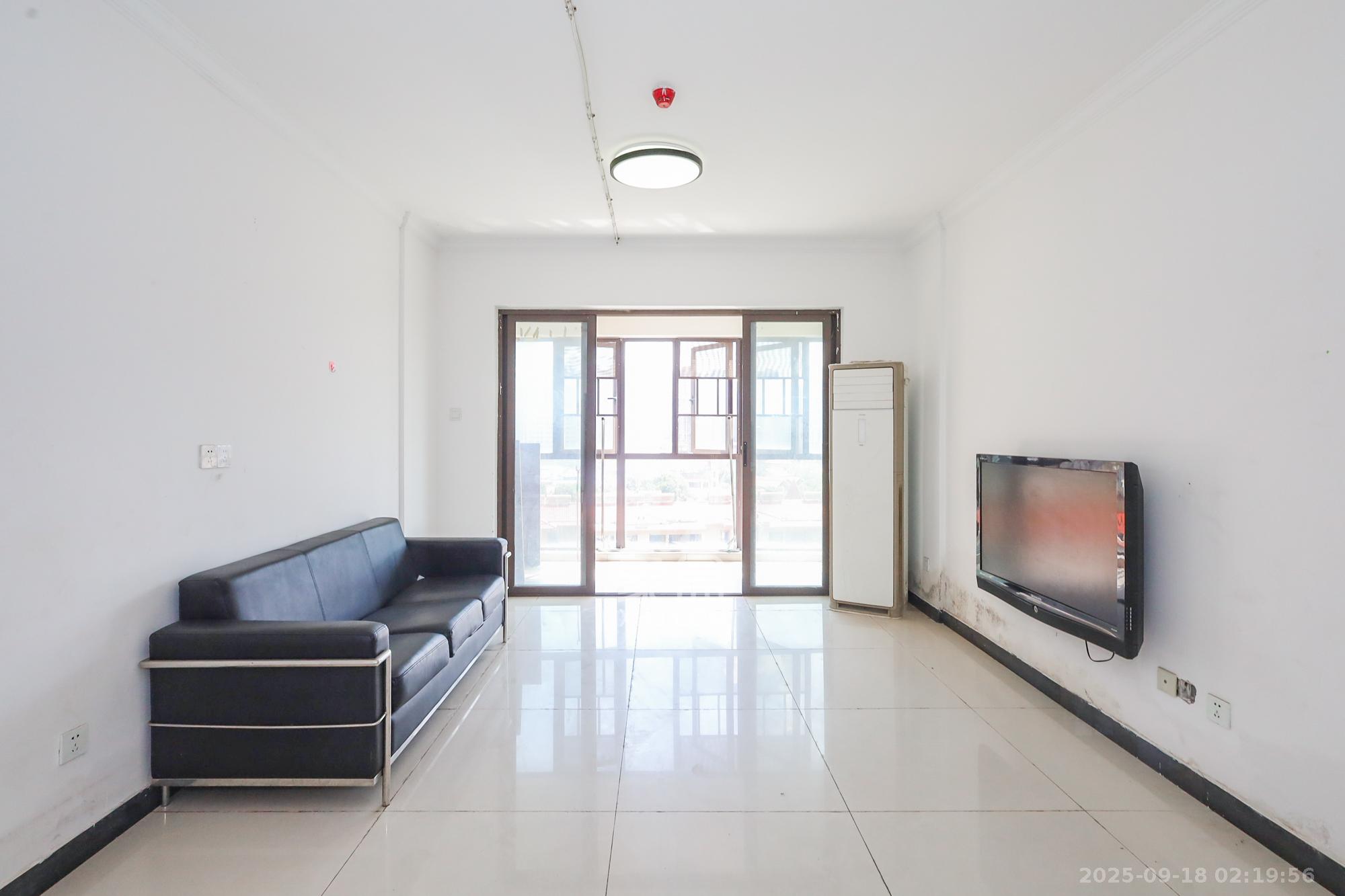 芙蓉别墅山庄(嘉湘华庭)  3室2厅1卫    102.0万 芙蓉别墅山庄(嘉湘华庭)  3室2厅1卫    102.0万客厅