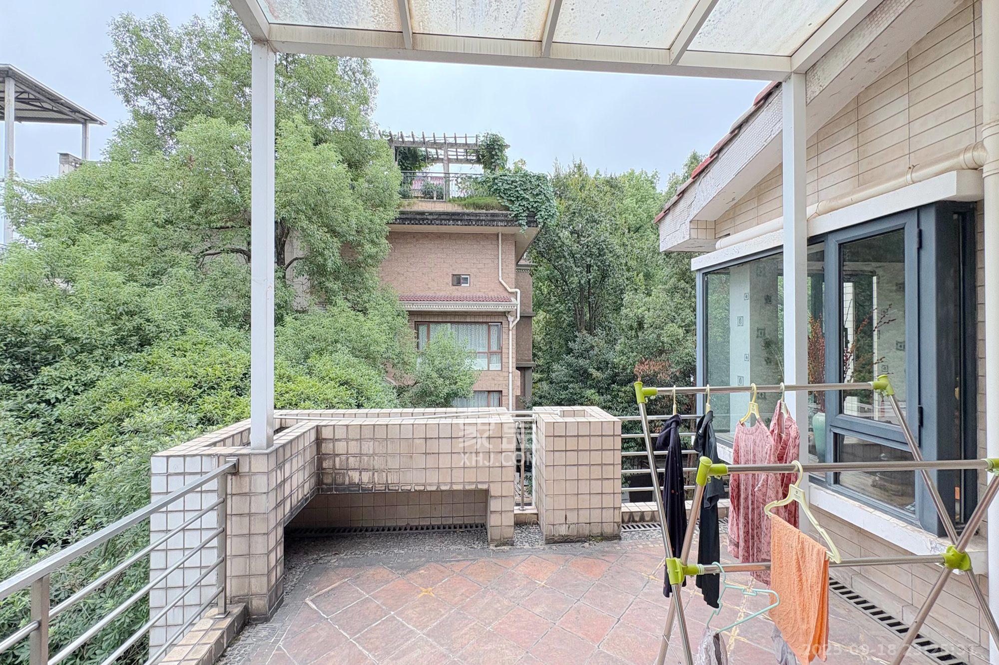 梦泽园 6室3厅4卫 1605.0万 梦泽园 6室3厅4卫 1605.0万阳台