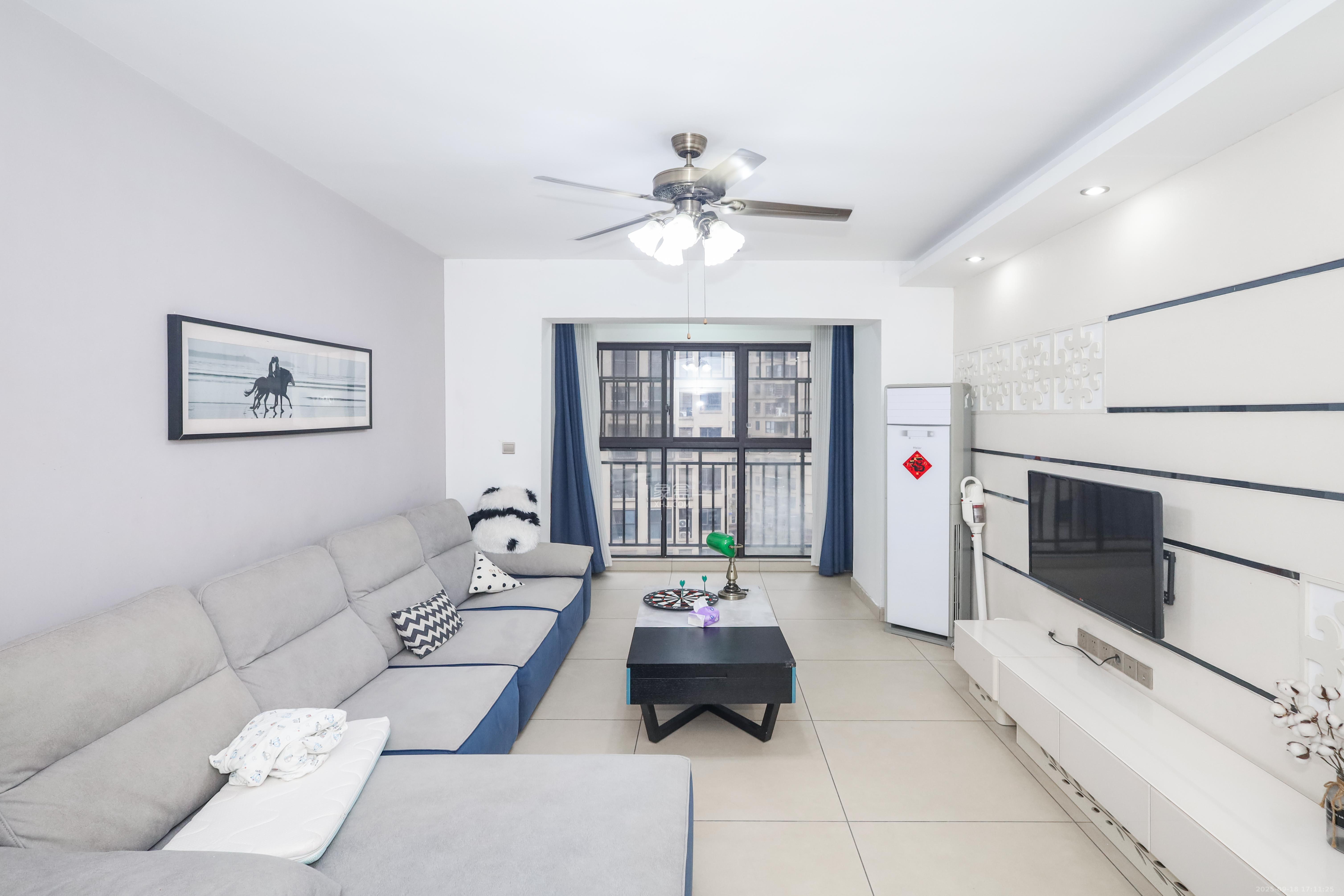 保利麓谷林语E区 3室2厅1卫 87.8万 保利麓谷林语E区 3室2厅1卫 87.8万客厅