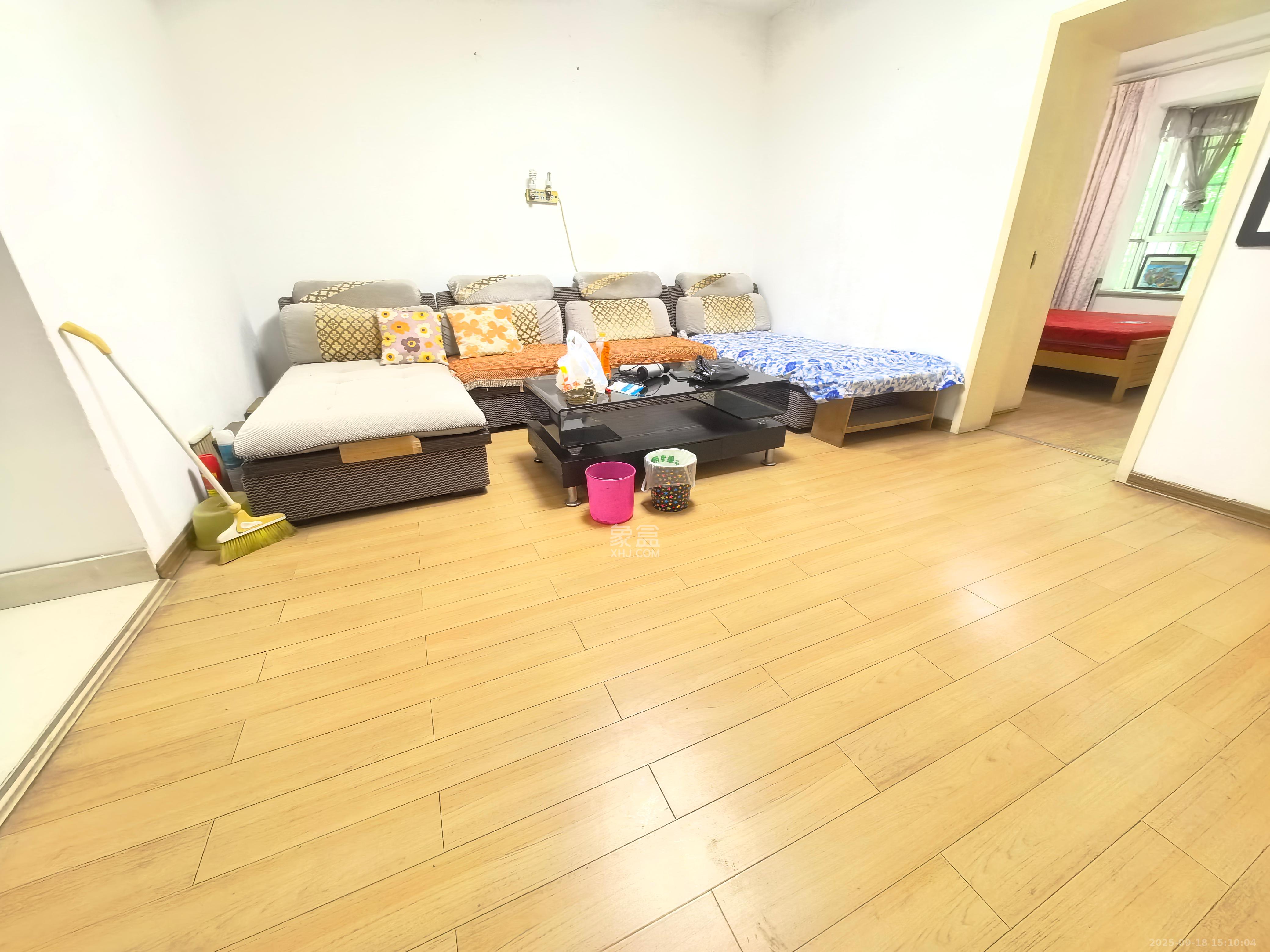 中南汽车世界  2室2厅1卫   1400.00元/月