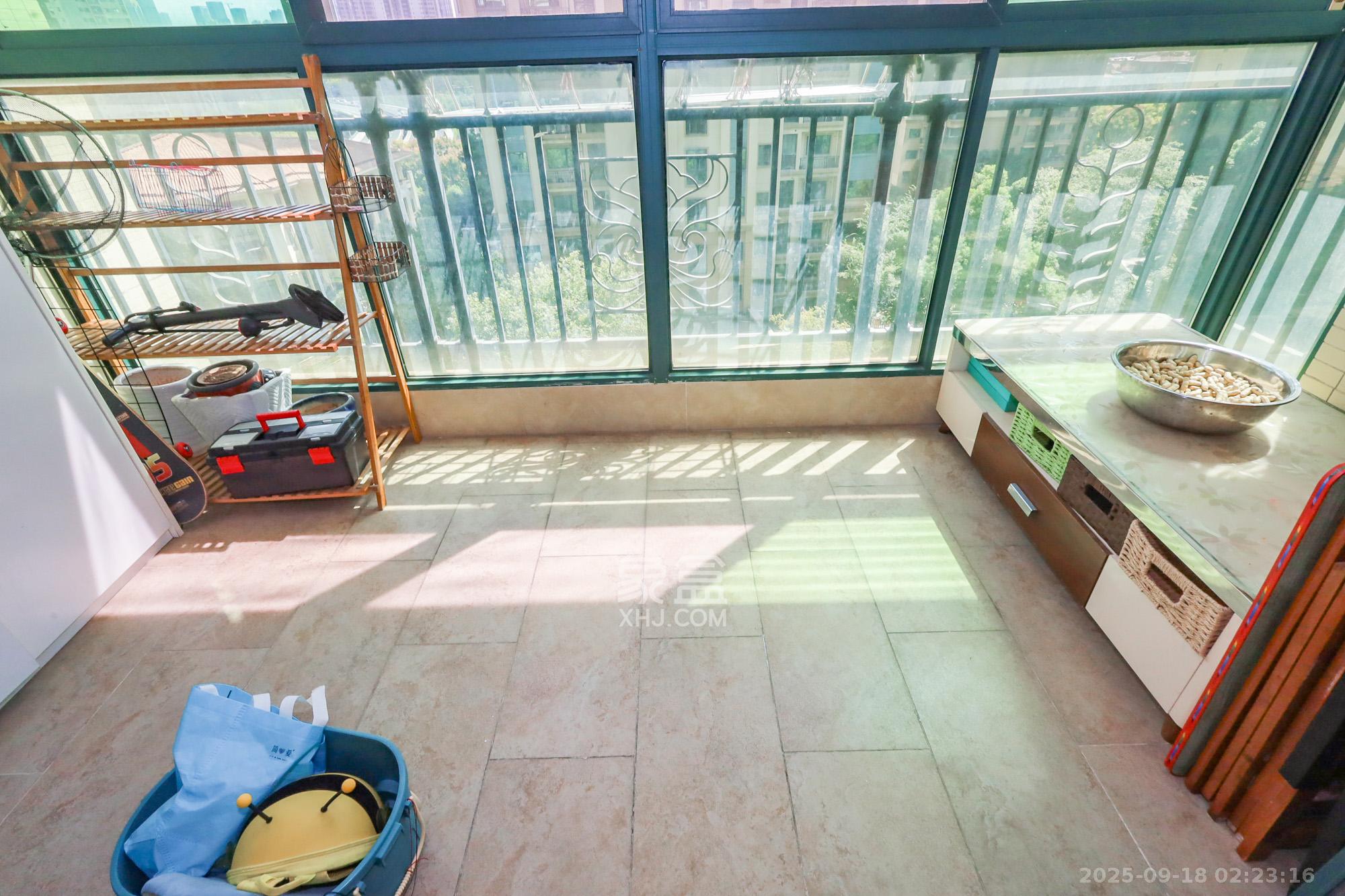 恒大御景湾 4室2厅2卫 208.0万 恒大御景湾 4室2厅2卫 208.0万阳台