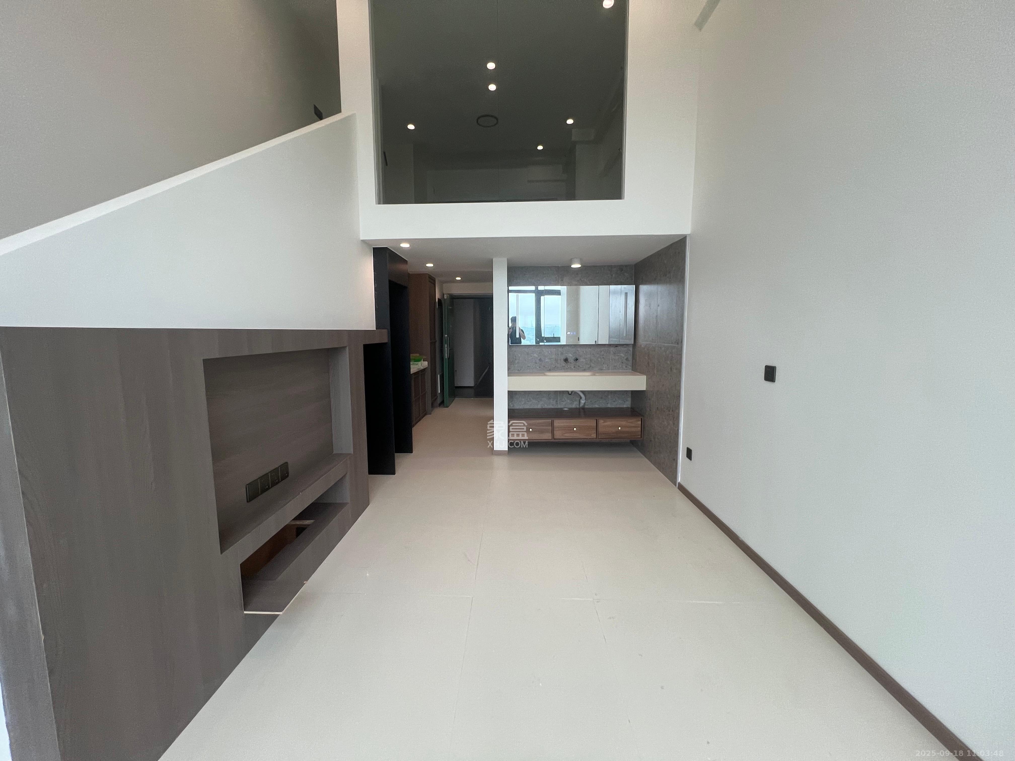 绿地V岛  1室1厅1卫    2300.0元/月室内图