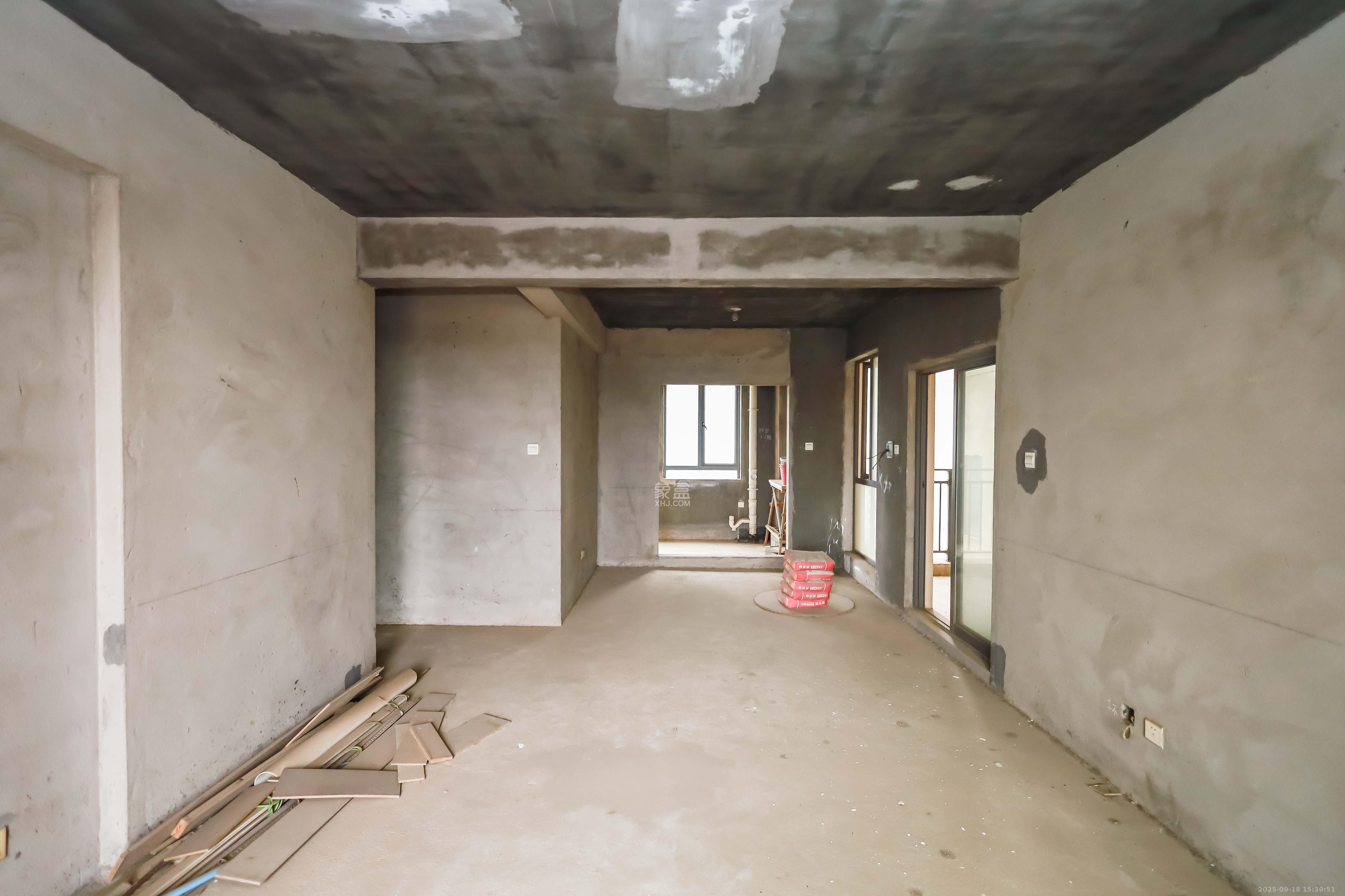 卓越蔚蓝海岸二期  3室2厅2卫    130.0万客厅