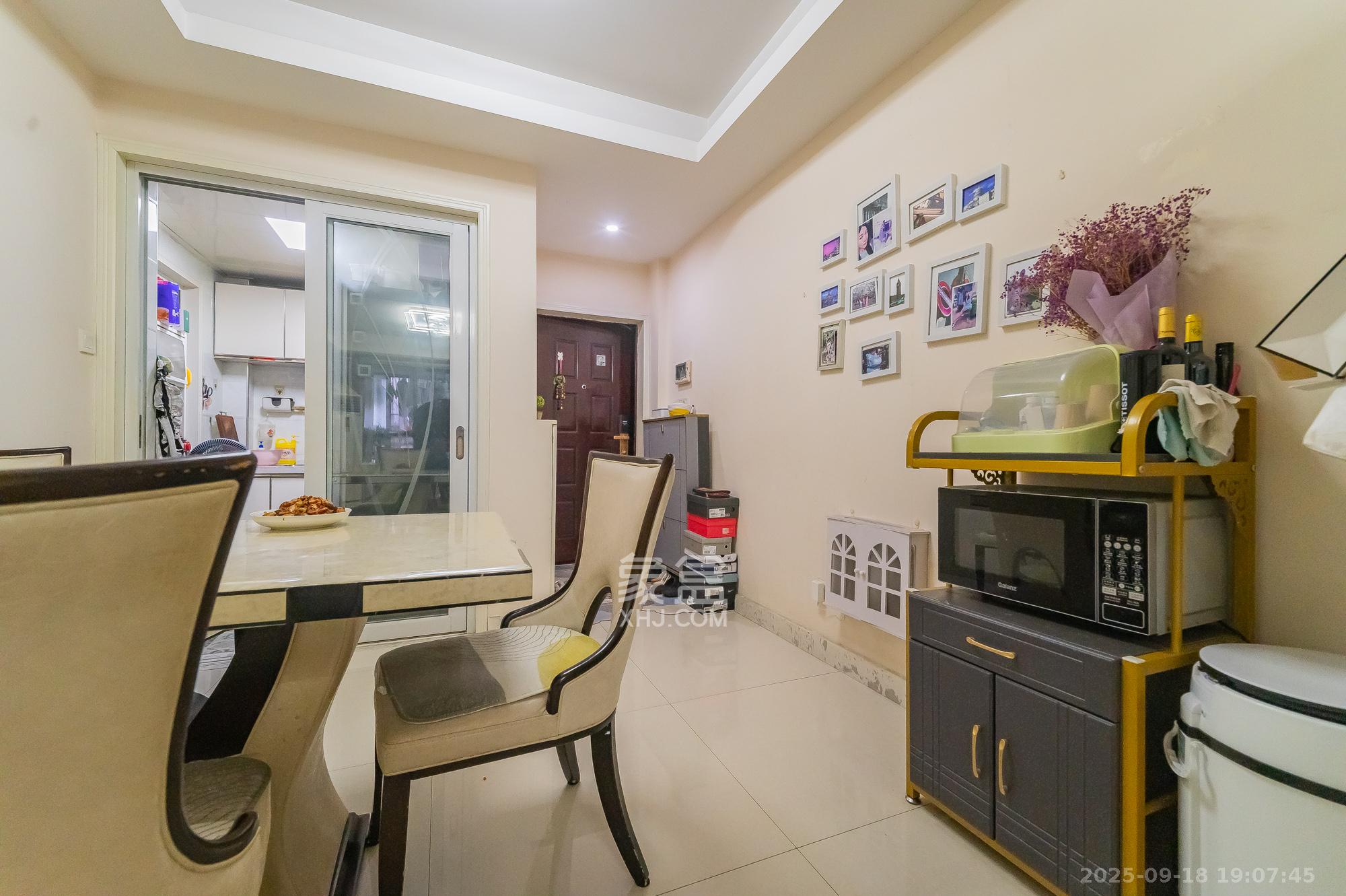 水岸世景 3室2厅1卫 53.8万 水岸世景 3室2厅1卫 53.8万客厅