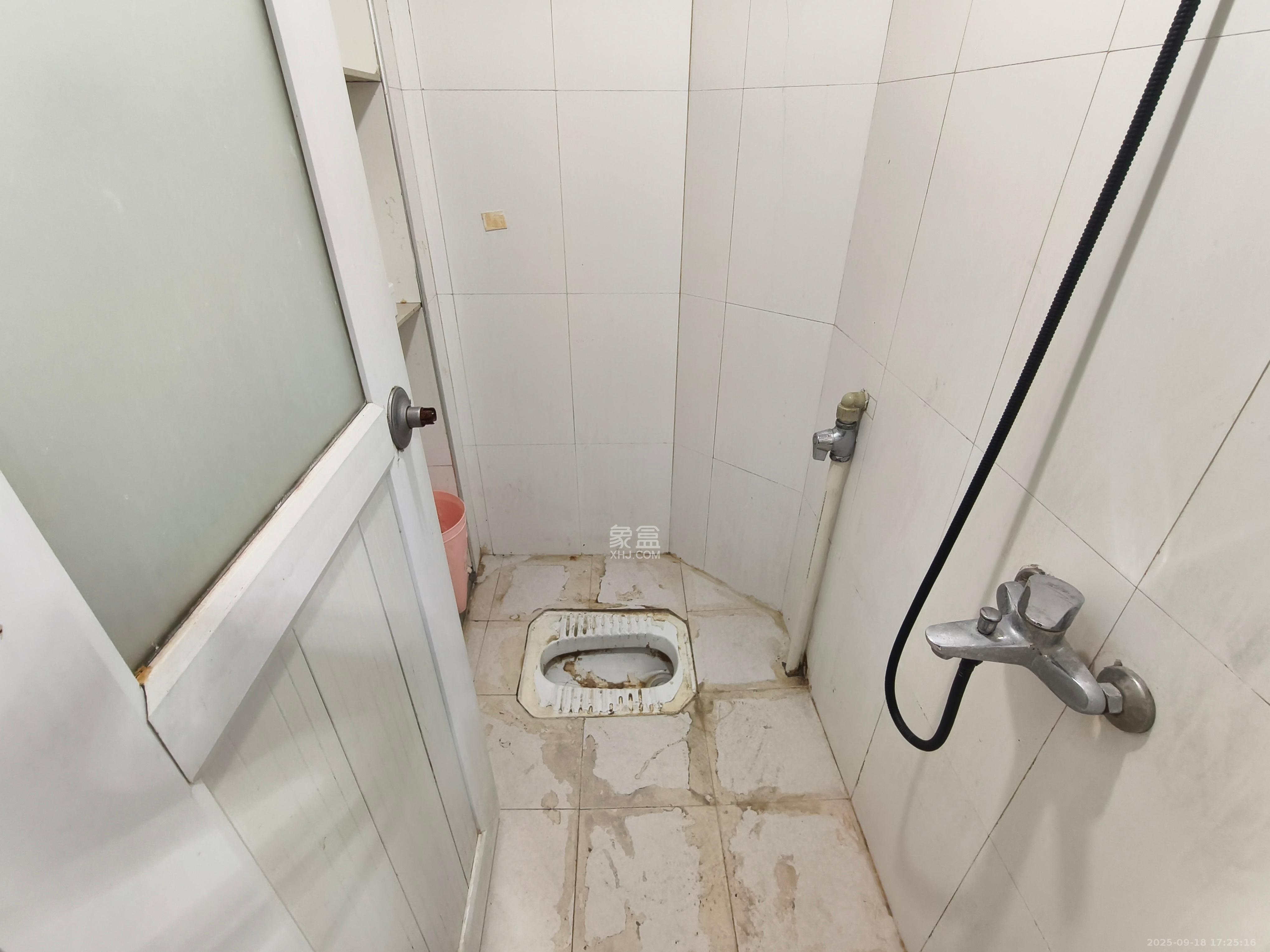 公交金盆小区  1室1厅1卫    900.0元/月室内图