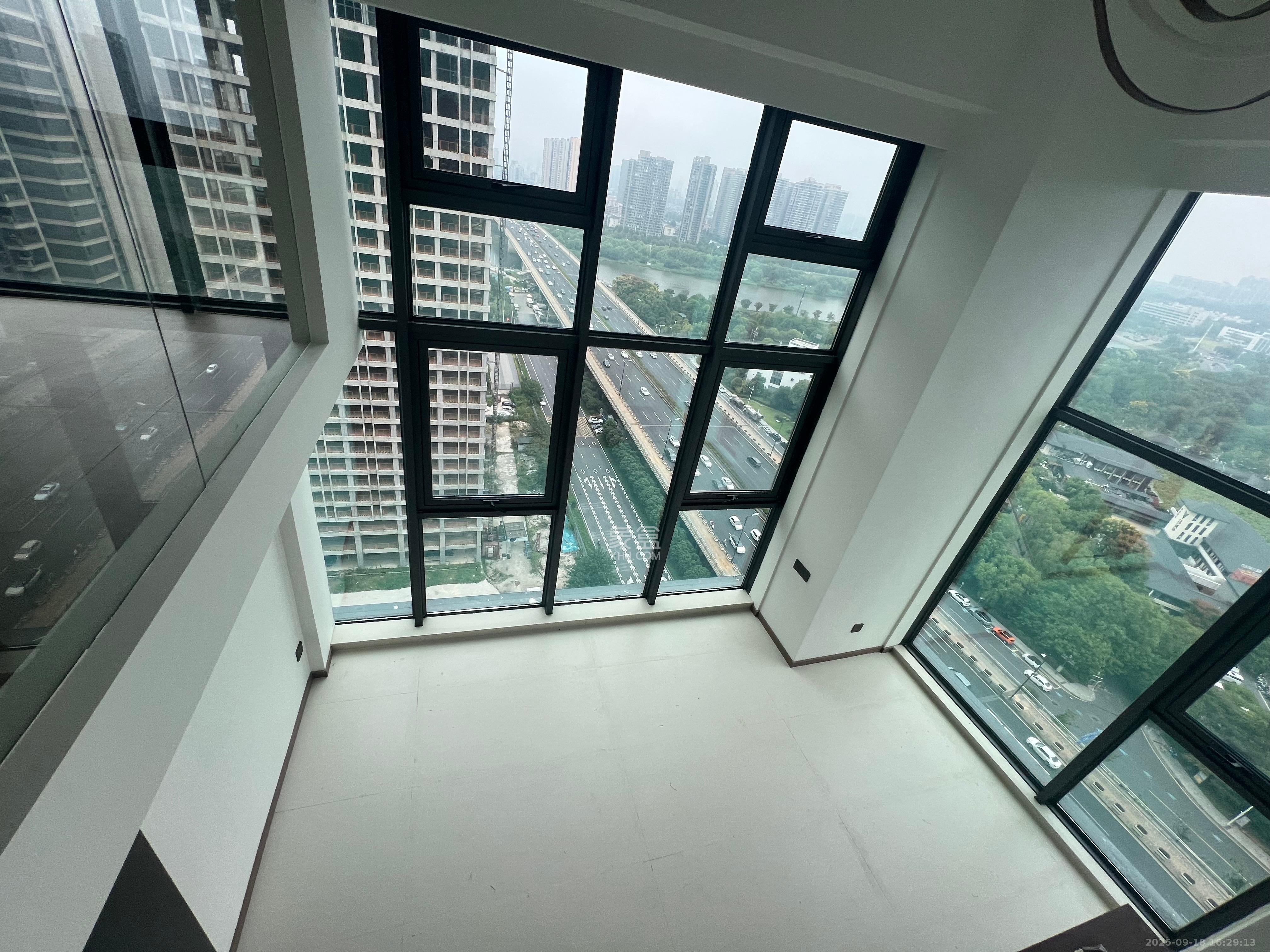 绿地V岛  1室1厅1卫    2500.0元/月室内图