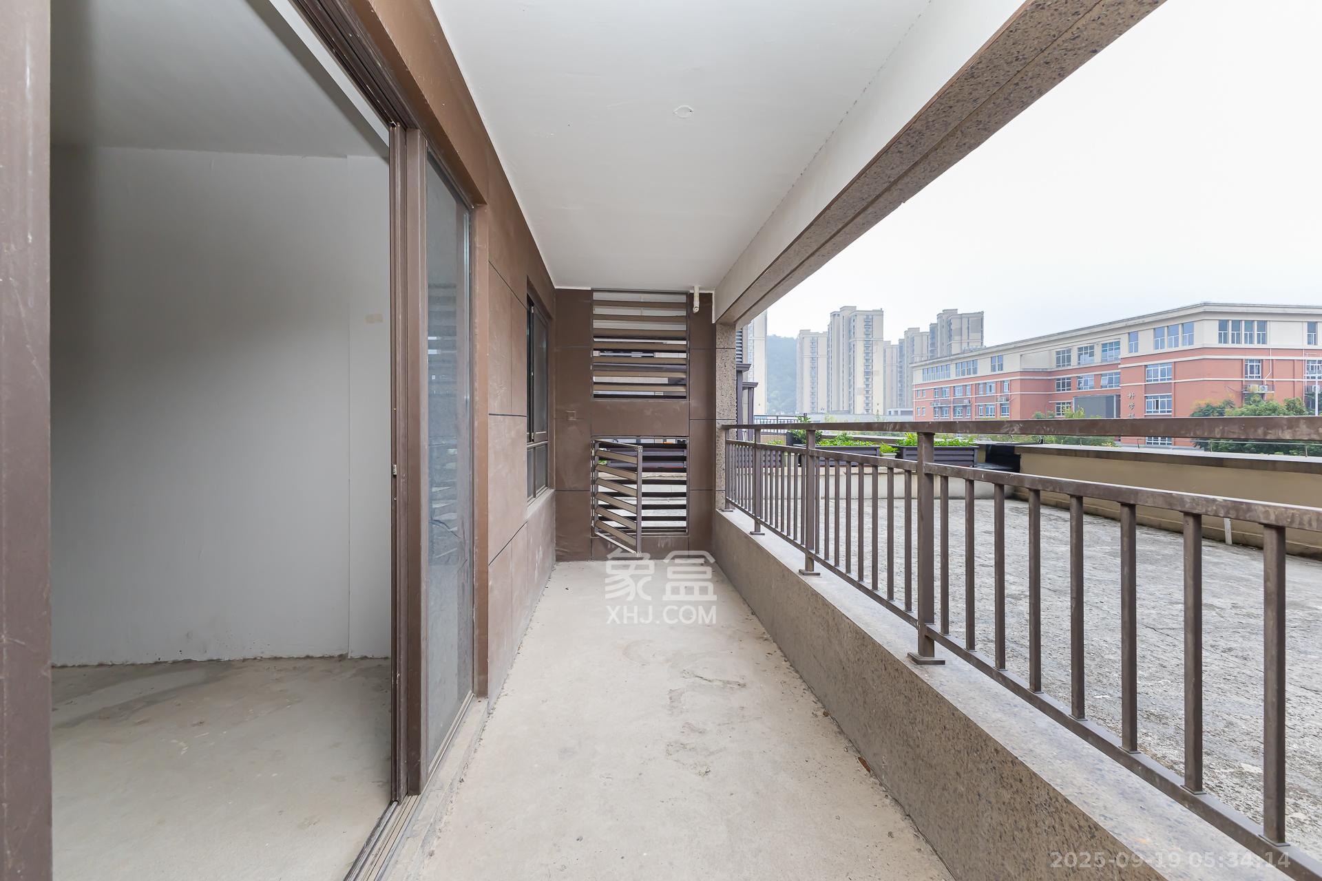 龙湖璟宸原著（龙湖紫宸）  3室2厅2卫    118.0万阳台