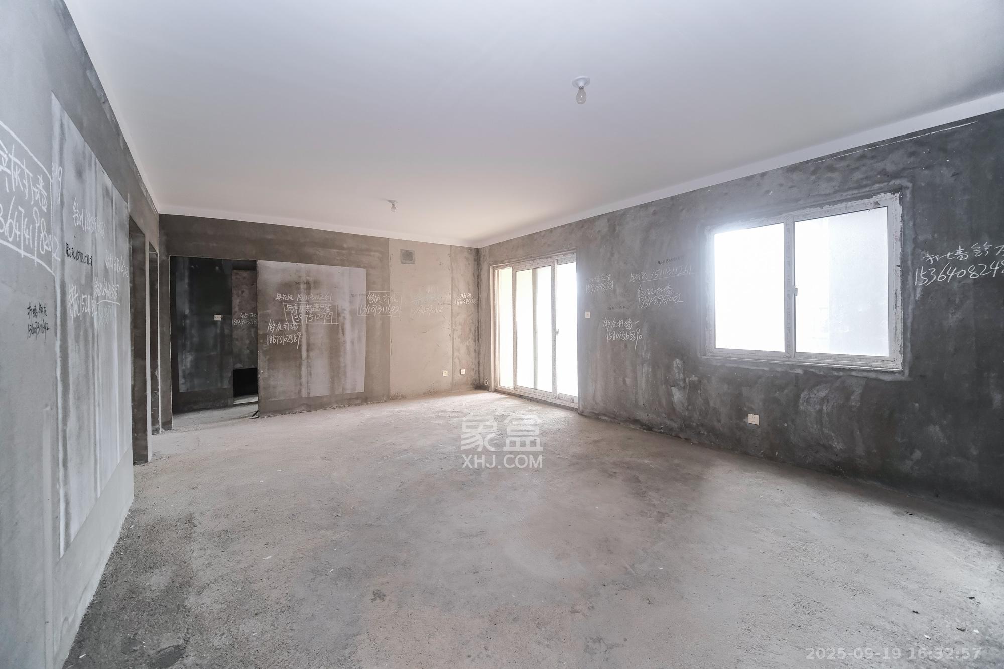 山水湾  1室0厅0卫    83.0万客厅