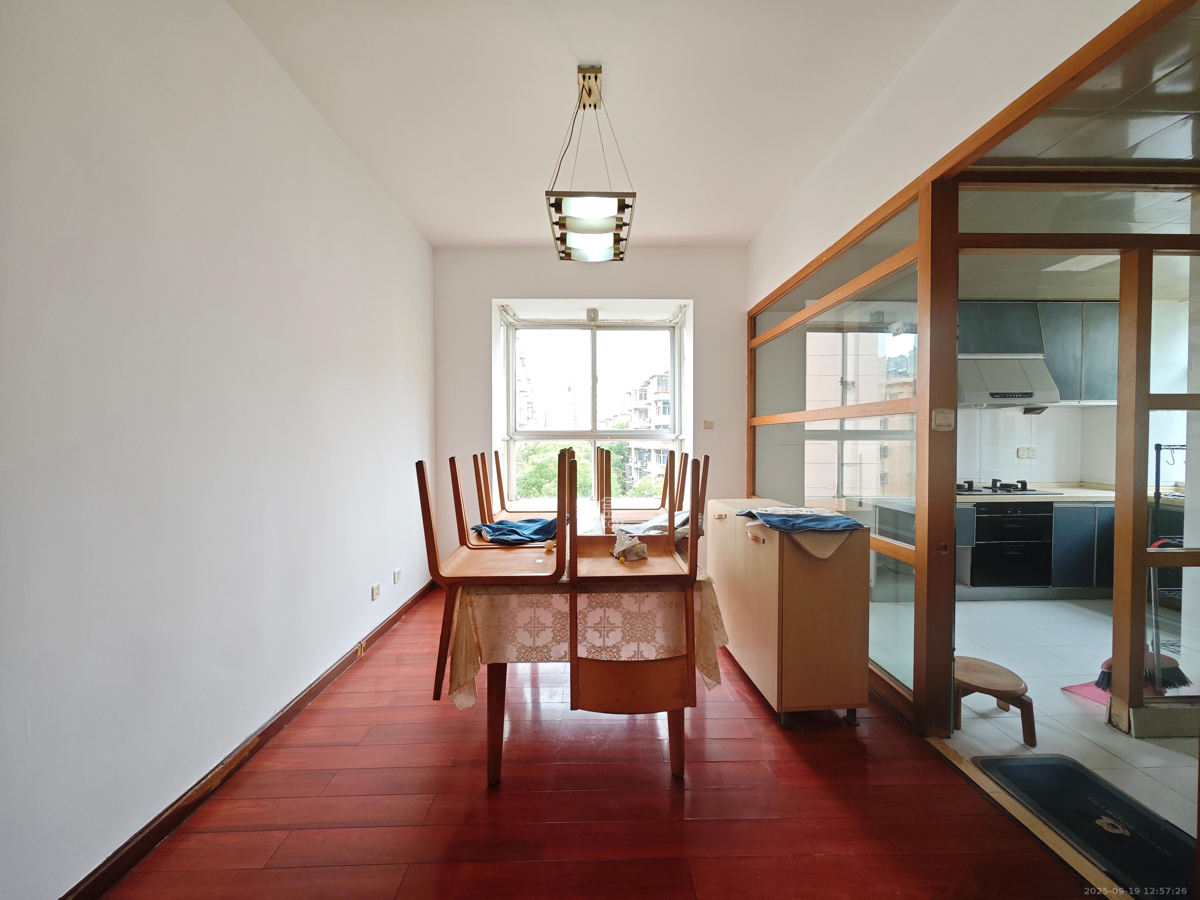 华银园 3室2厅2卫 2500.0元/月 华银园 3室2厅2卫 2500.0元/月室内图