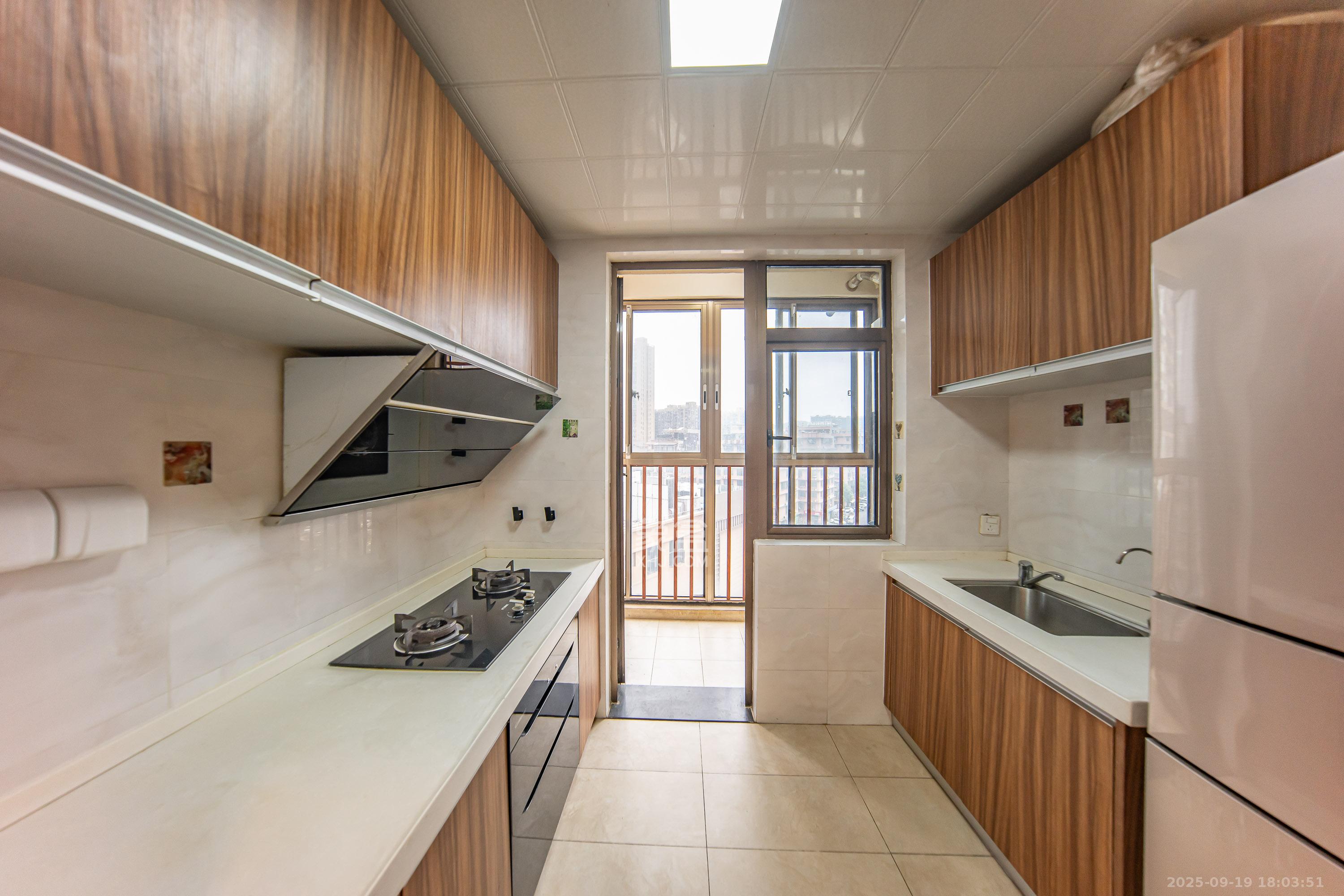 江山帝景哈佛  3室2厅2卫    88.0万厨房