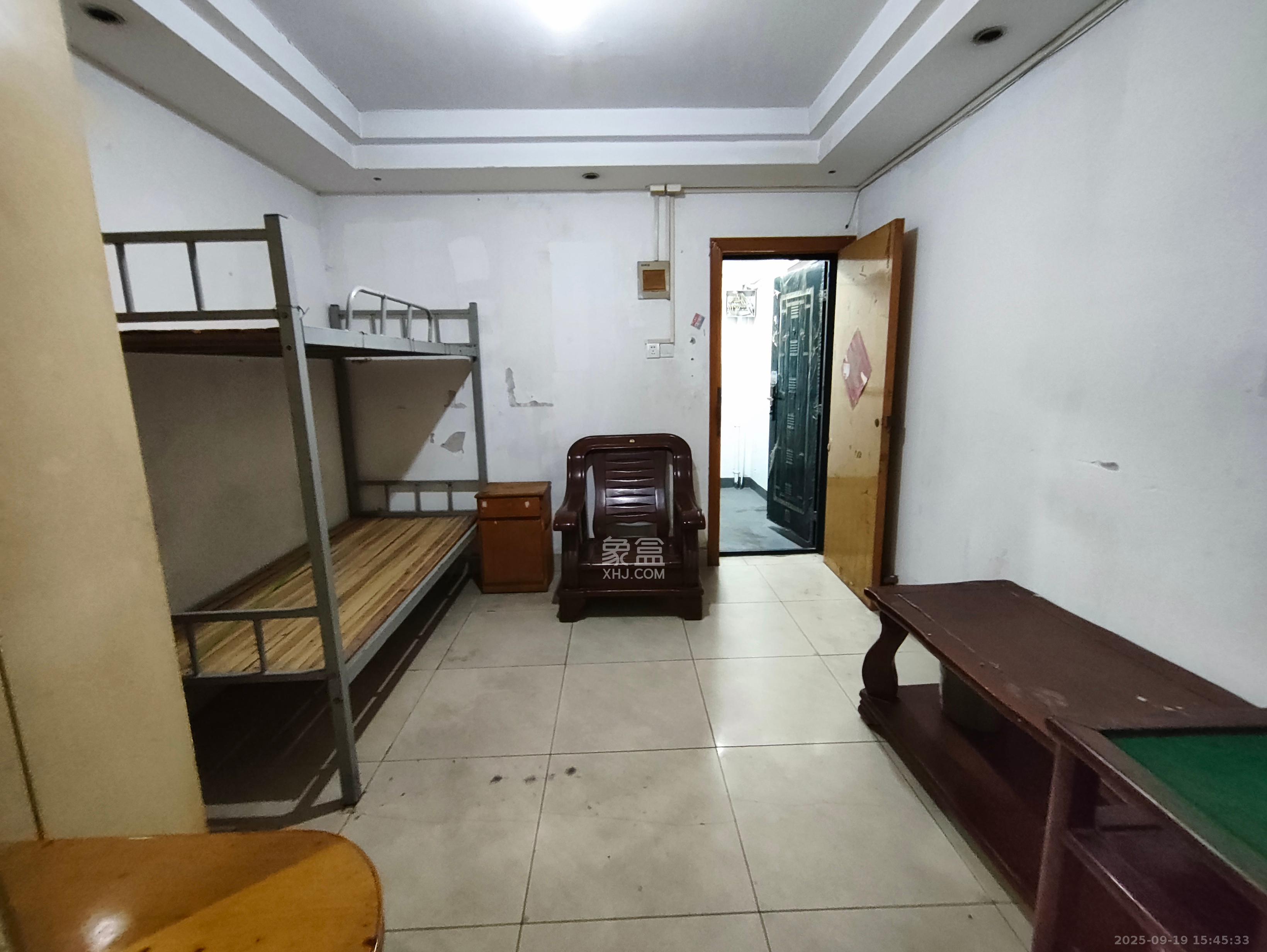 坡子街综合楼 3室1厅1卫 2800.0元/月 坡子街综合楼 3室1厅1卫 2800.0元/月室内图