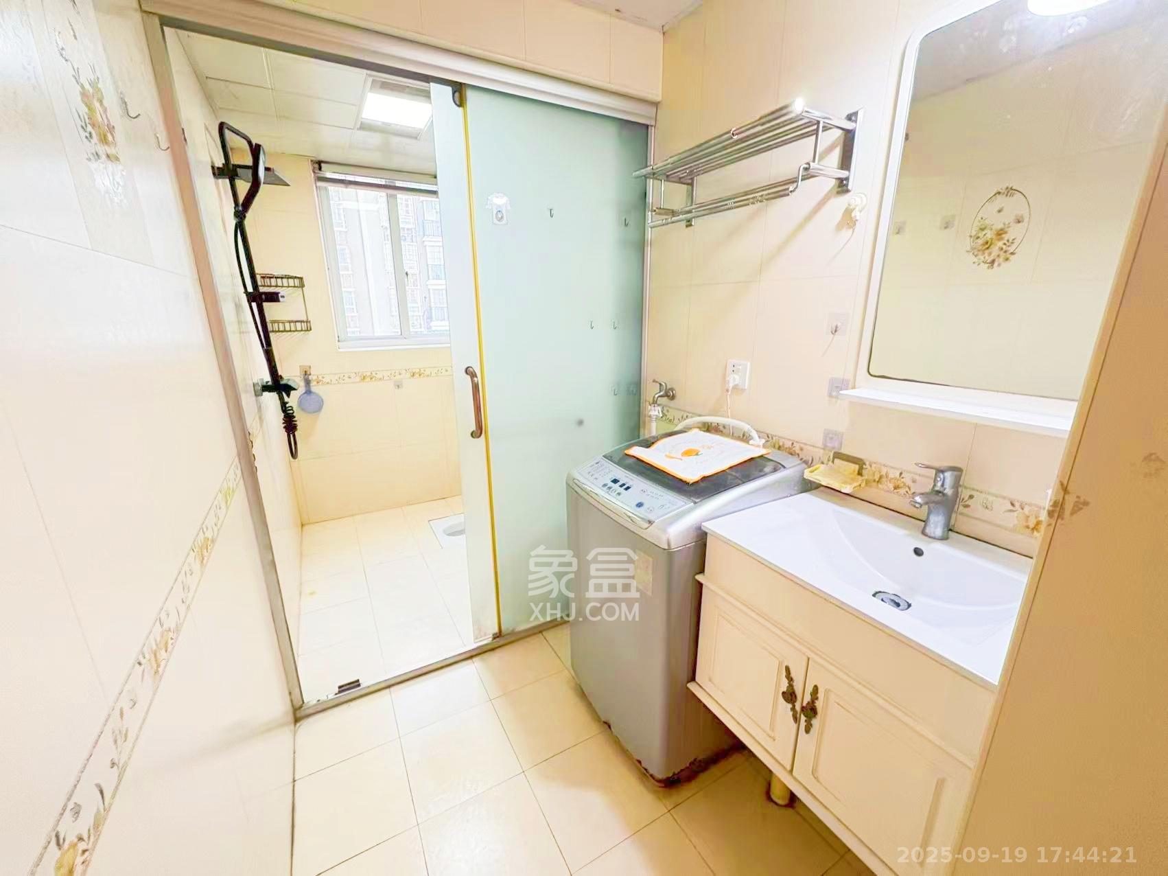 世景华庭  3室2厅2卫    1800.0元/月室内图