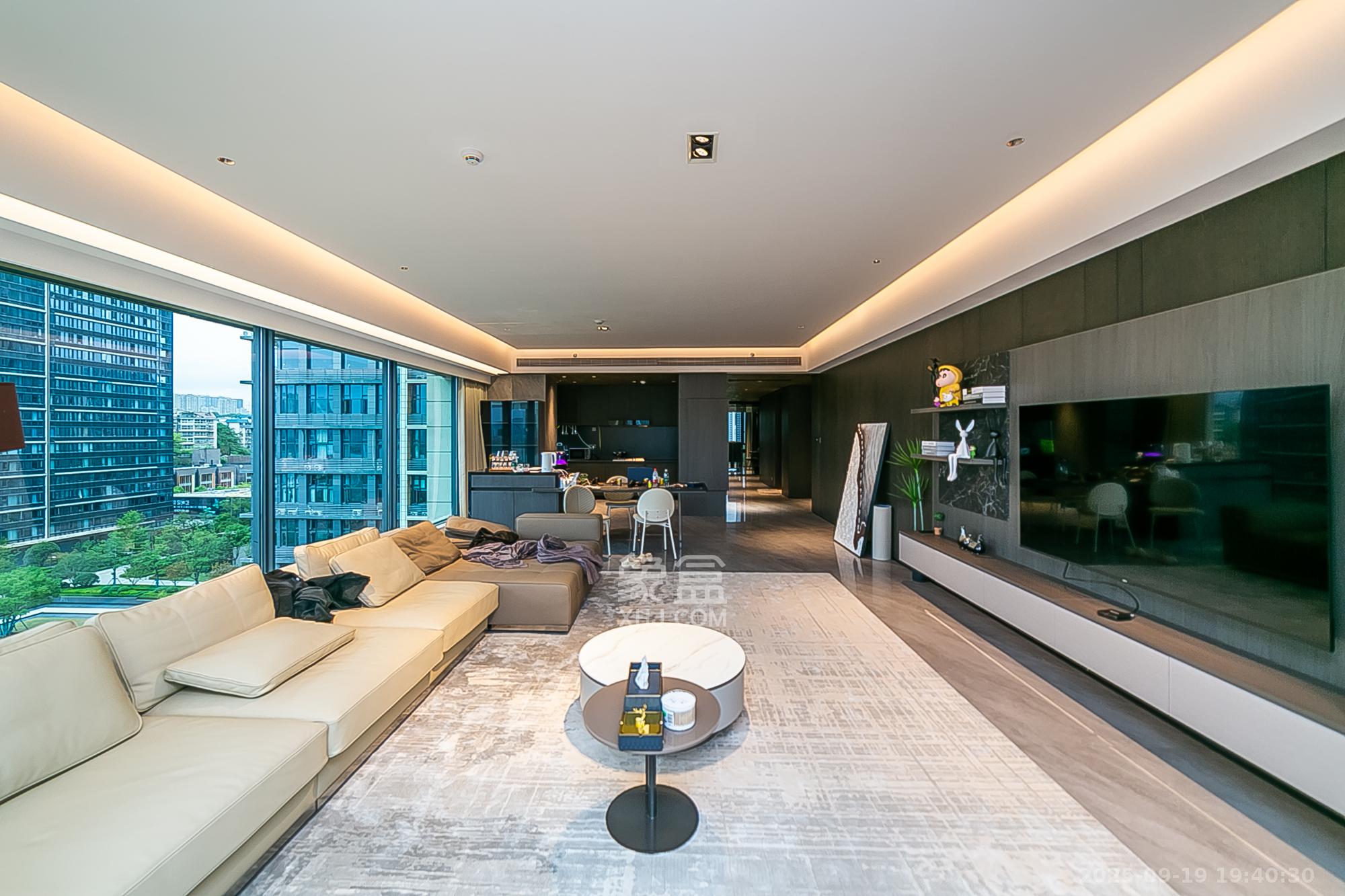 万科紫台 4室2厅3卫 330.0万 万科紫台 4室2厅3卫 330.0万客厅