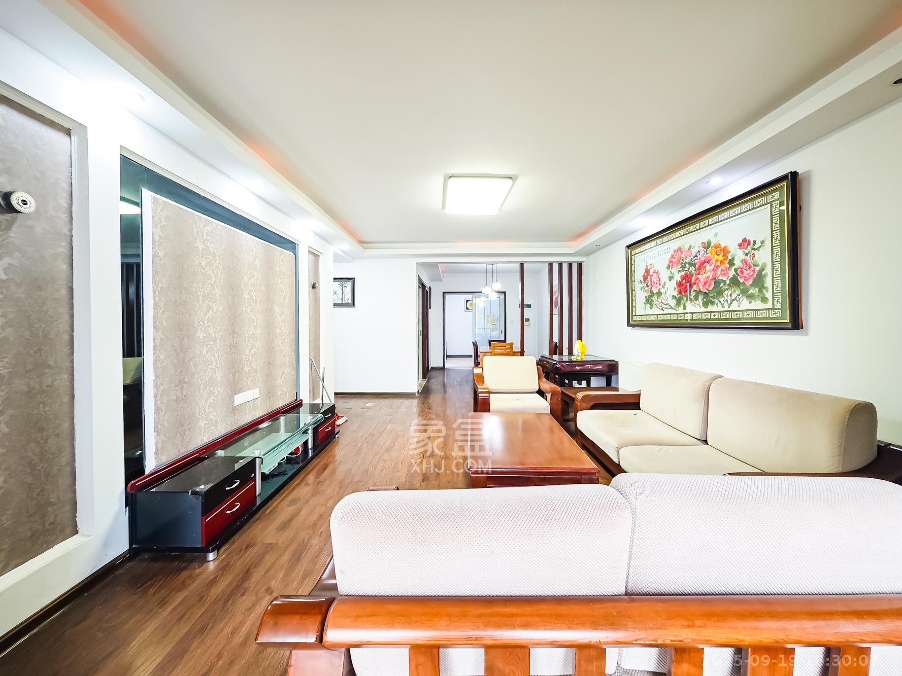 极目楚天 3室2厅2卫 95.0万 极目楚天 3室2厅2卫 95.0万客厅