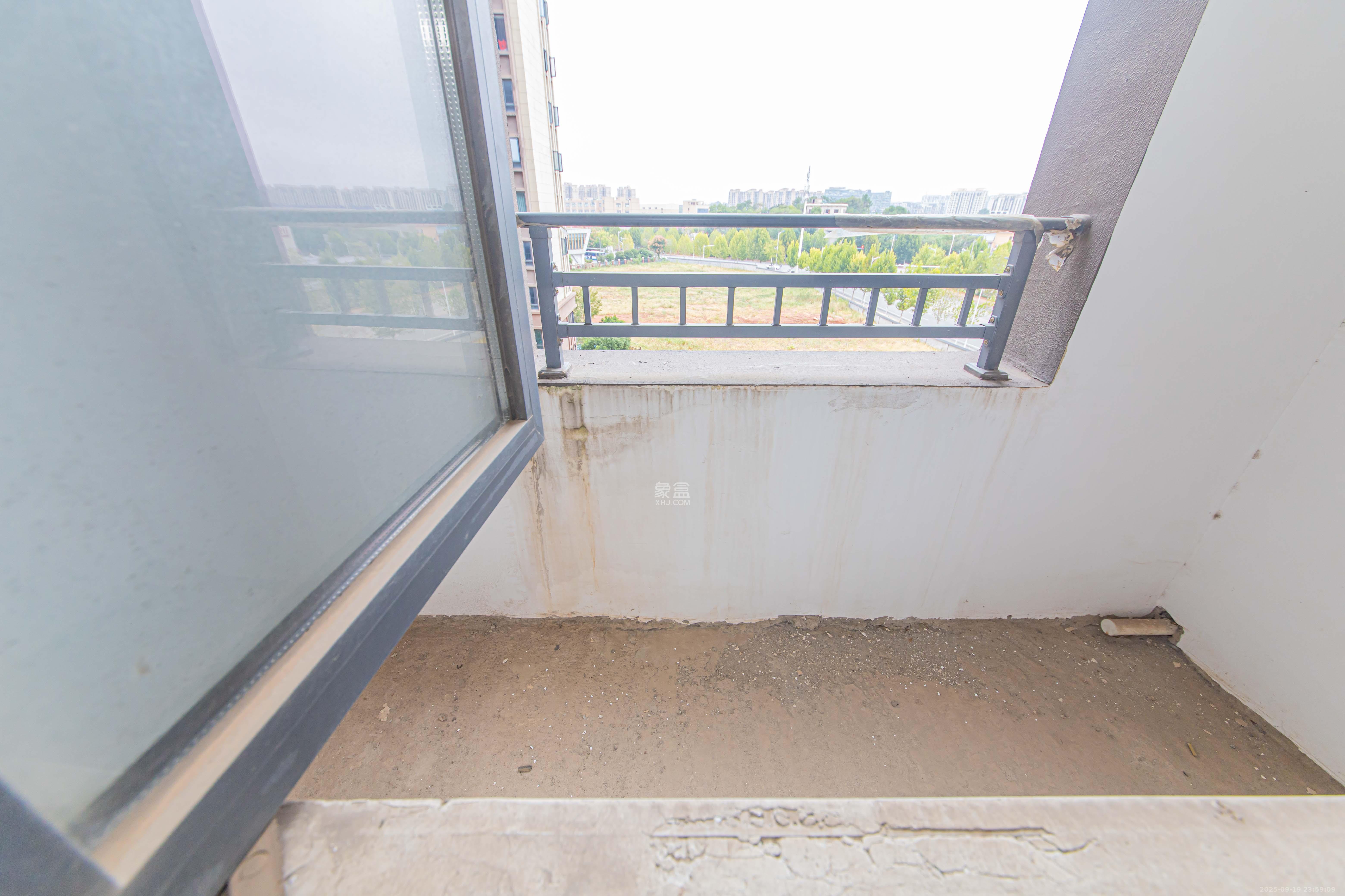 和泓融成府  4室2厅2卫    85.0万阳台