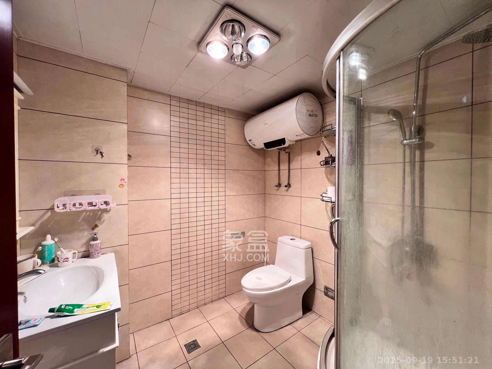 学府华庭  4室2厅2卫    2500.0元/月室内图