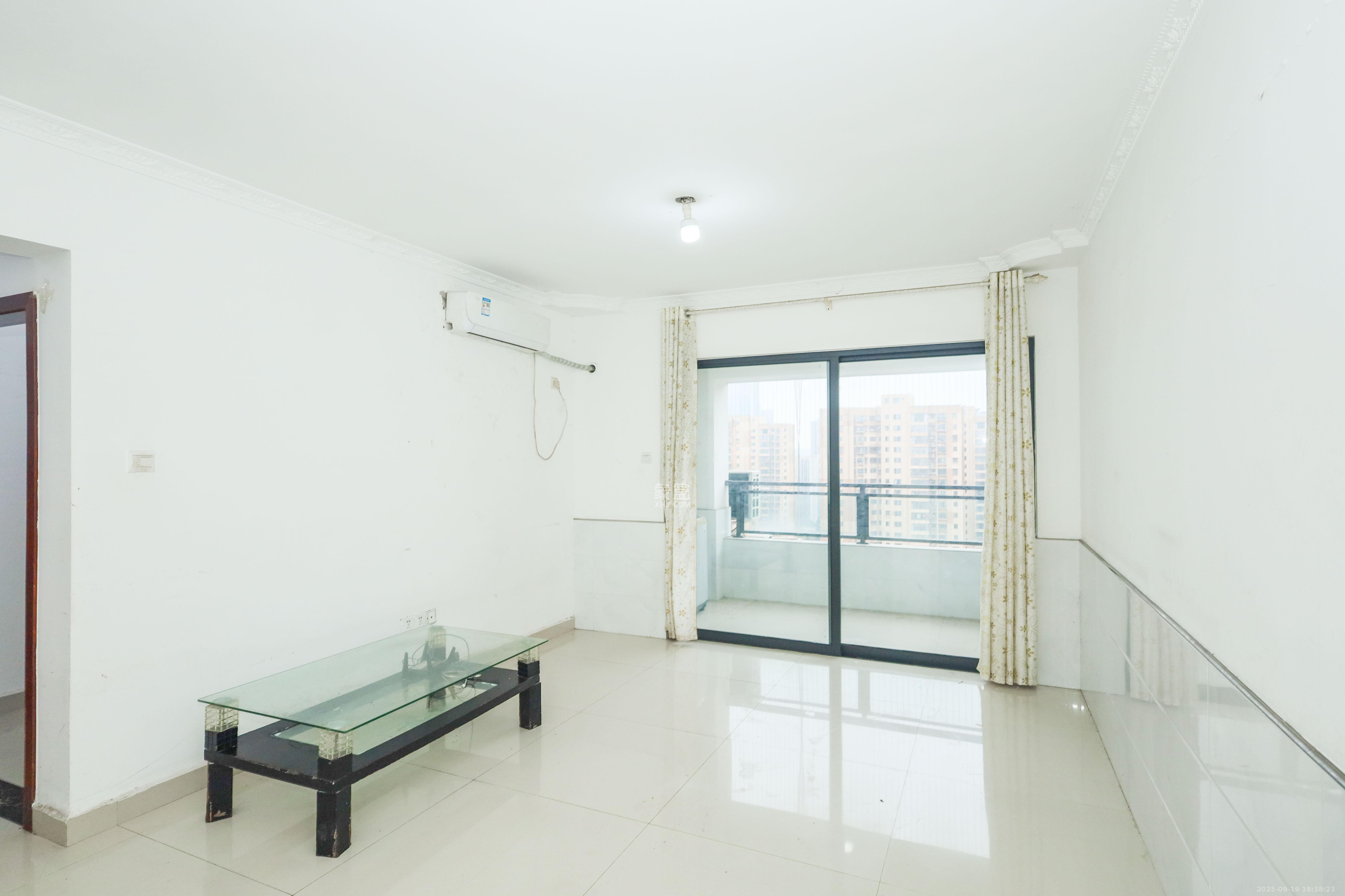 好莱城(弘德西街)  3室2厅1卫    72.8万 好莱城(弘德西街)  3室2厅1卫    72.8万客厅