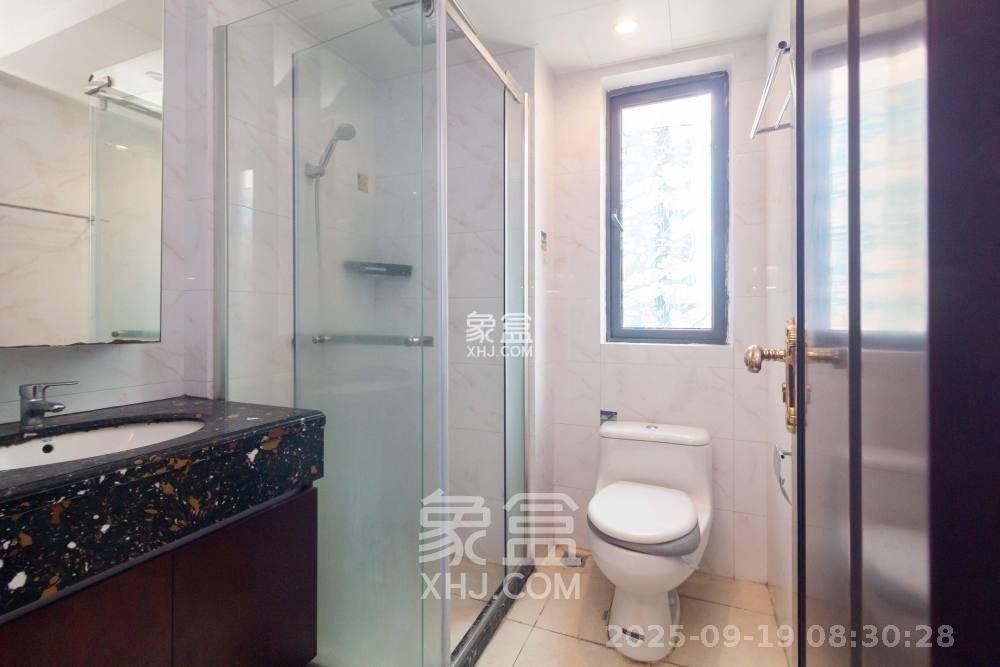 恒大江湾 3室1厅2卫 2200.0元/月 恒大江湾 3室1厅2卫 2200.0元/月室内图