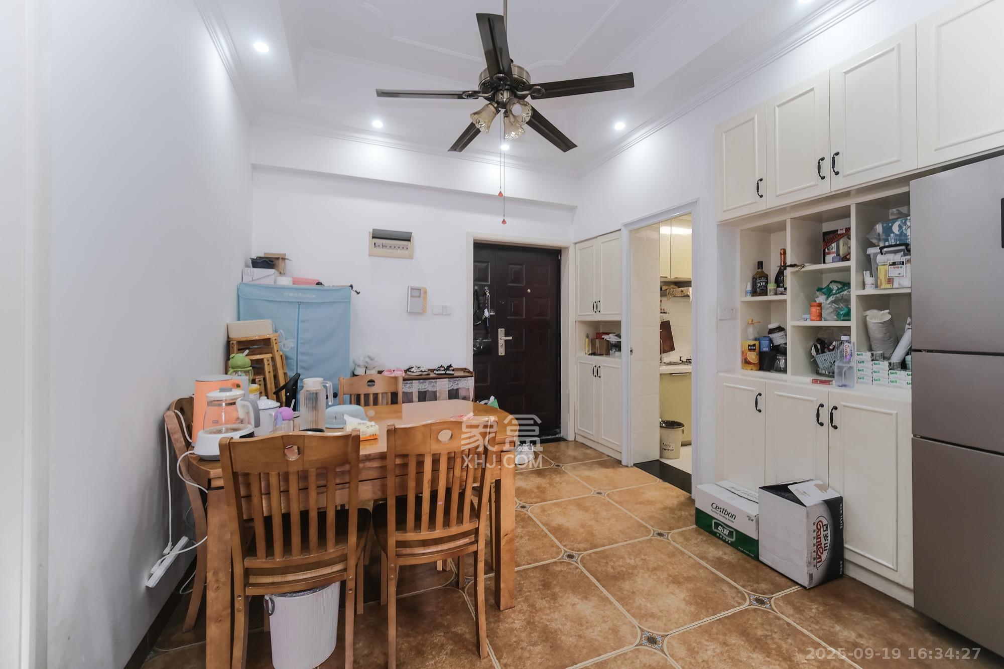 红树湾 3室2厅1卫 55.0万 红树湾 3室2厅1卫 55.0万客厅