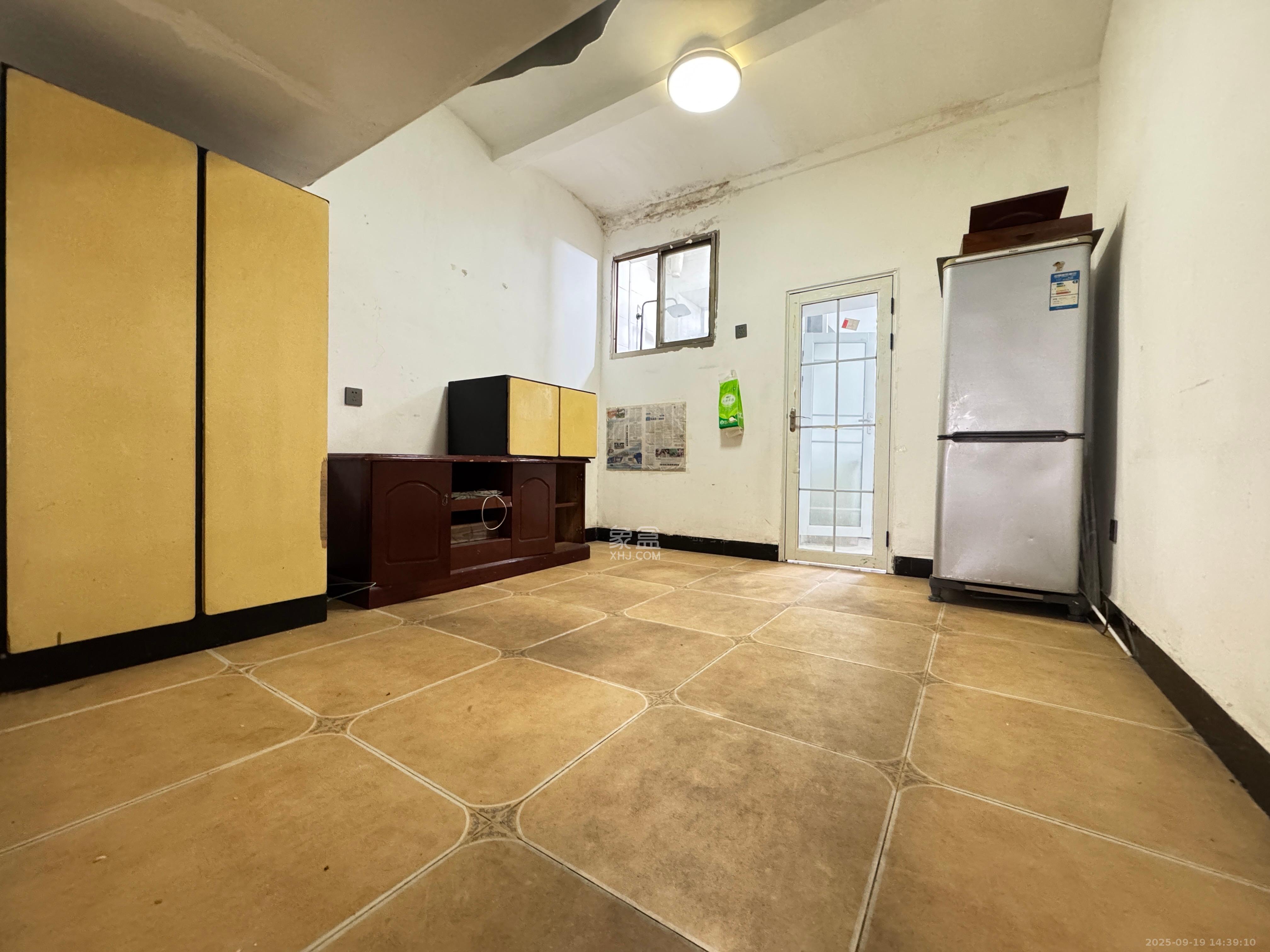 识字里社区 1室1厅1卫 1300.0元/月 识字里社区 1室1厅1卫 1300.0元/月室内图