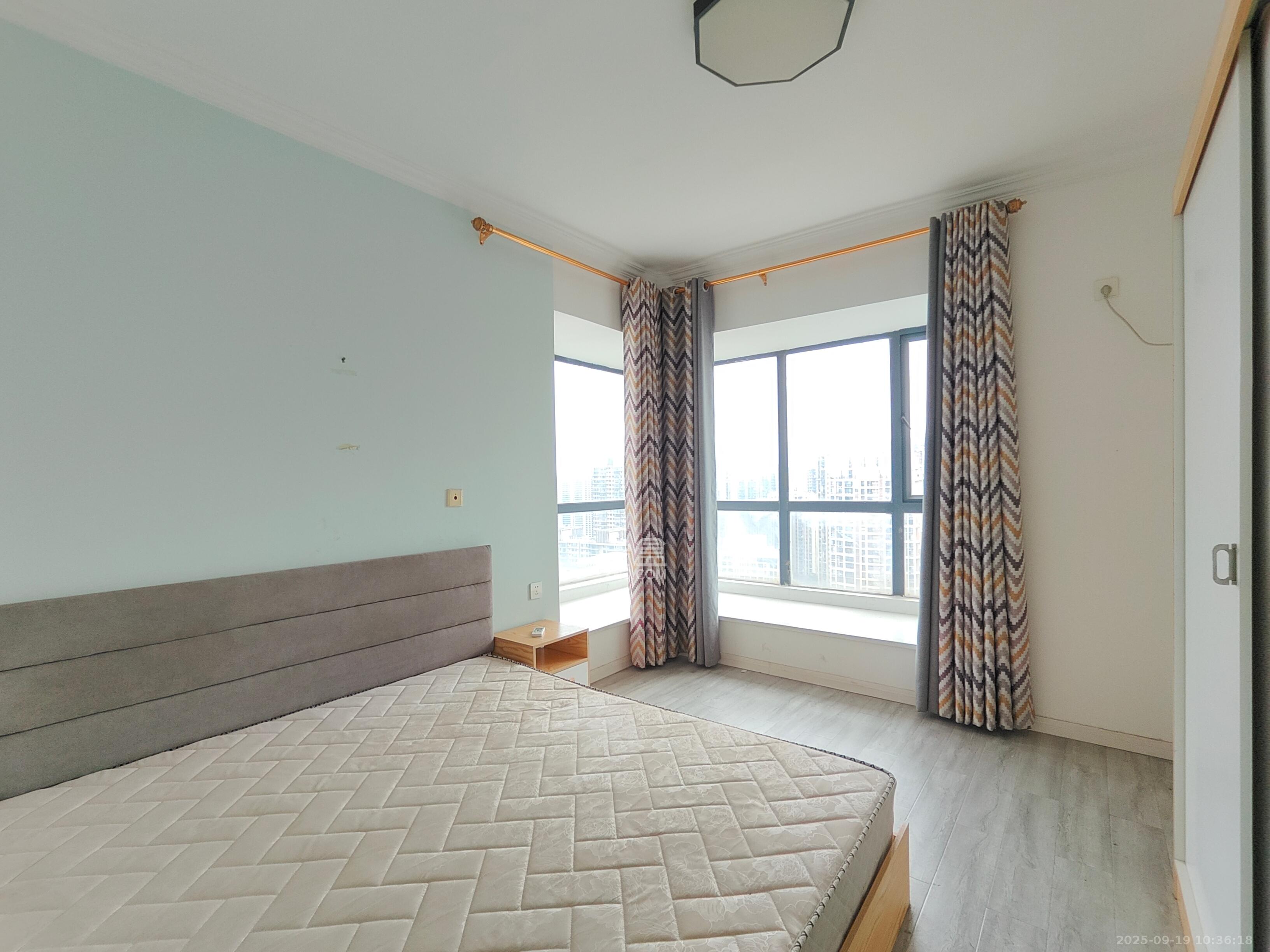 勤诚达新界  1室2厅1卫    2400.0元/月室内图