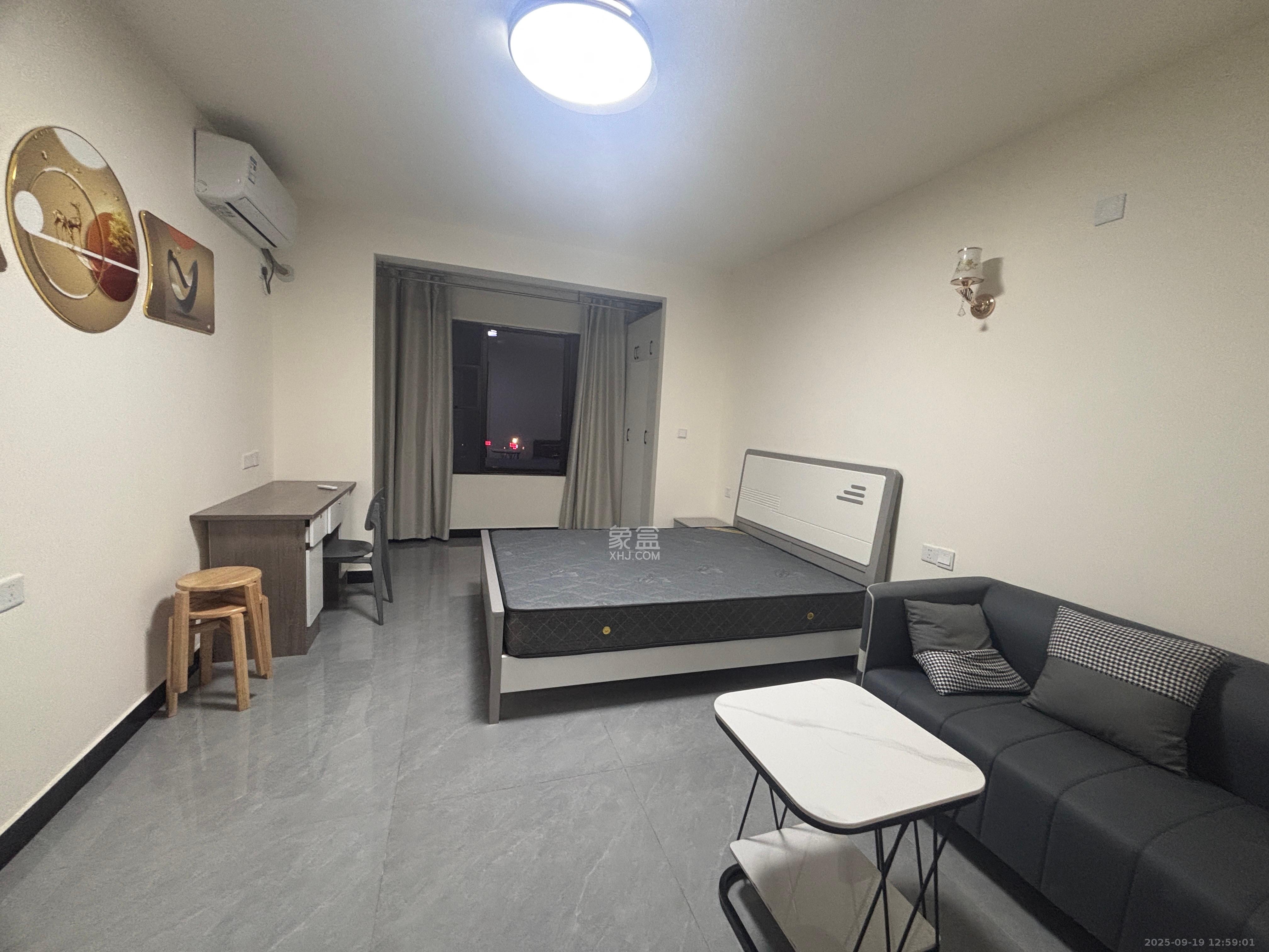 中海珑悦府  1室1厅1卫   1200.00元/月室内图1