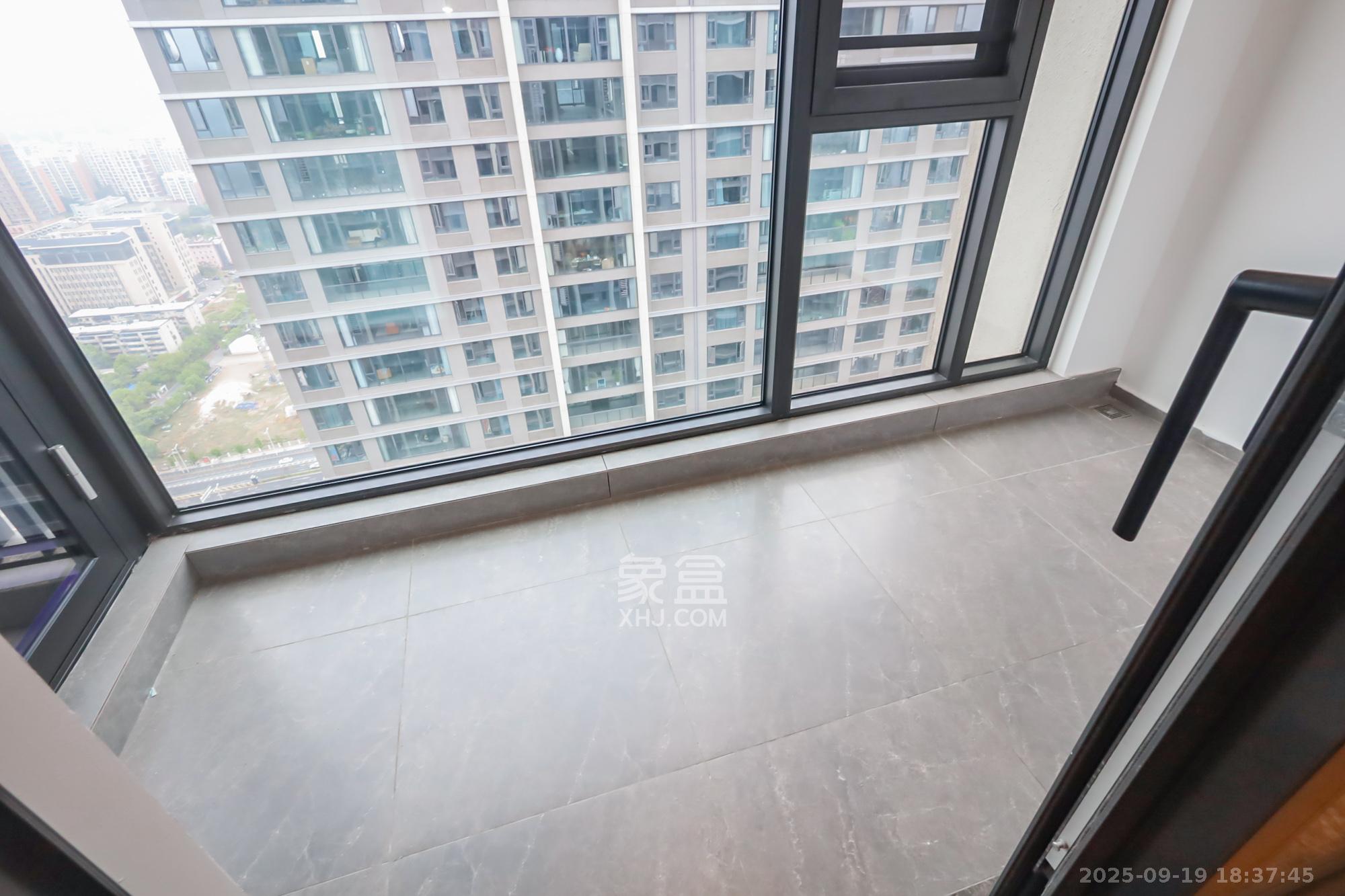 长沙悦府(华润万象城) 4室2厅3卫 530.0万 长沙悦府(华润万象城) 4室2厅3卫 530.0万阳台