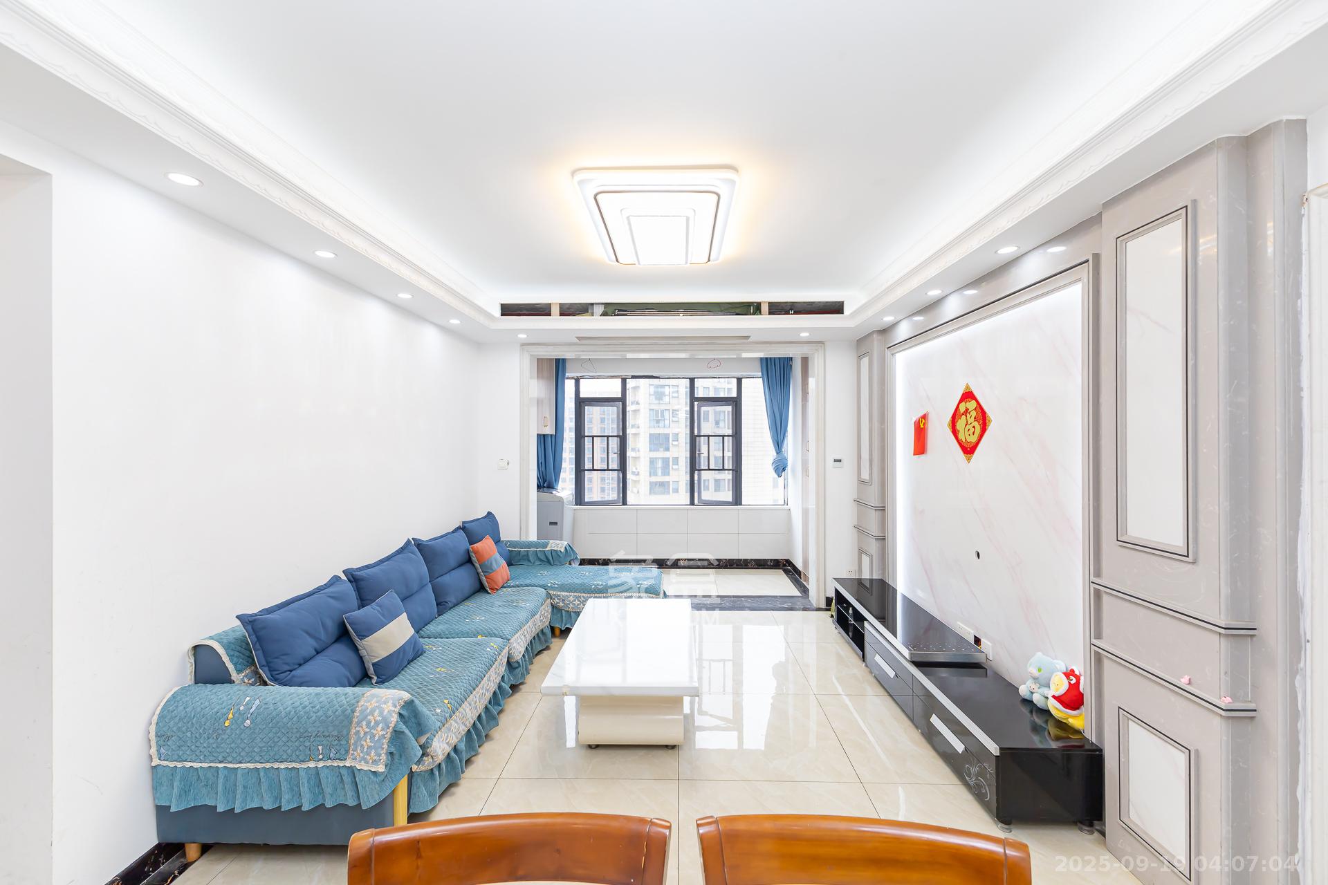 明发国际城 3室2厅1卫 79.8万 明发国际城 3室2厅1卫 79.8万客厅