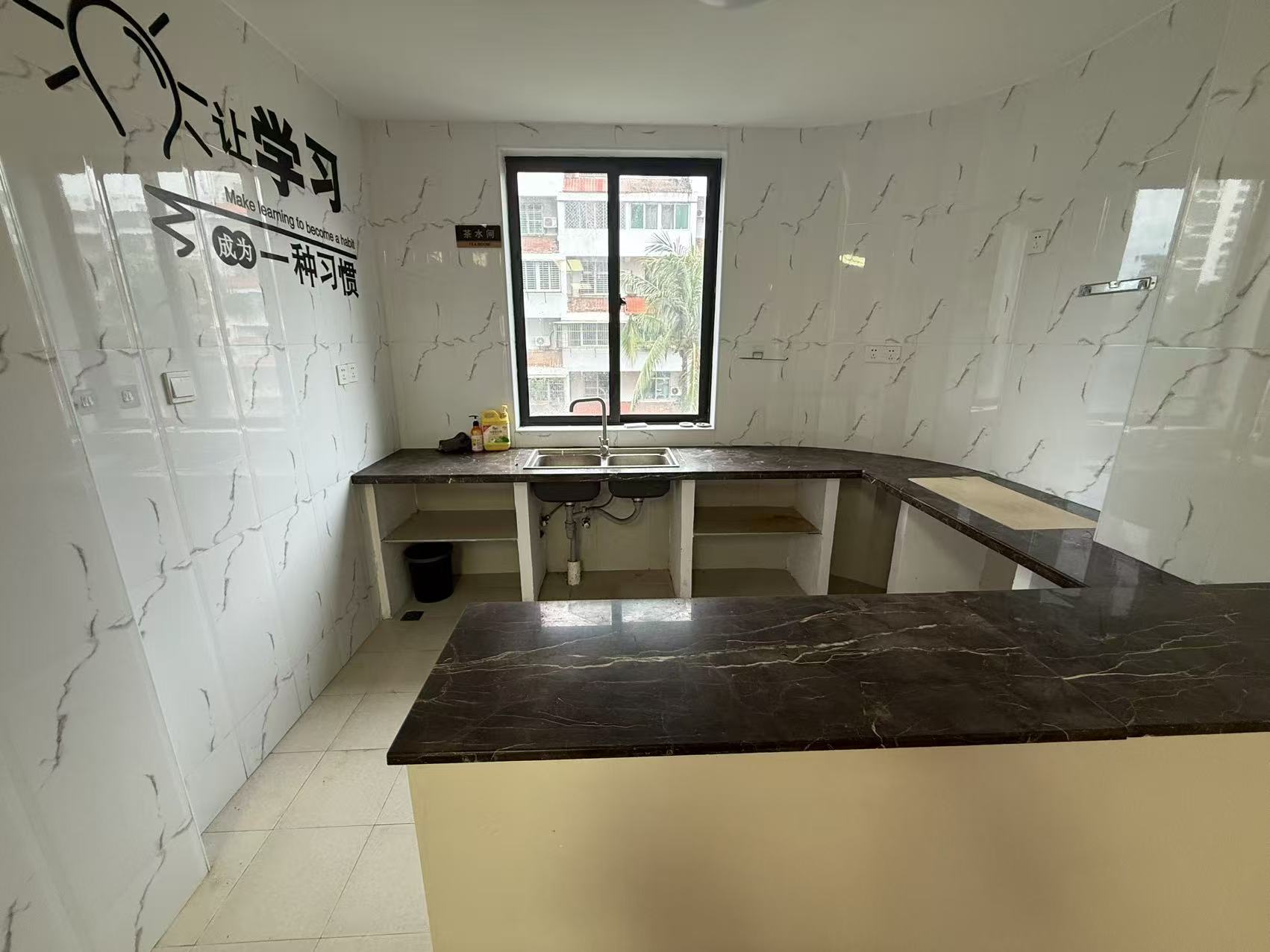 顺发新村 4室2厅2卫 4500.0元/月 顺发新村 4室2厅2卫 4500.0元/月室内图