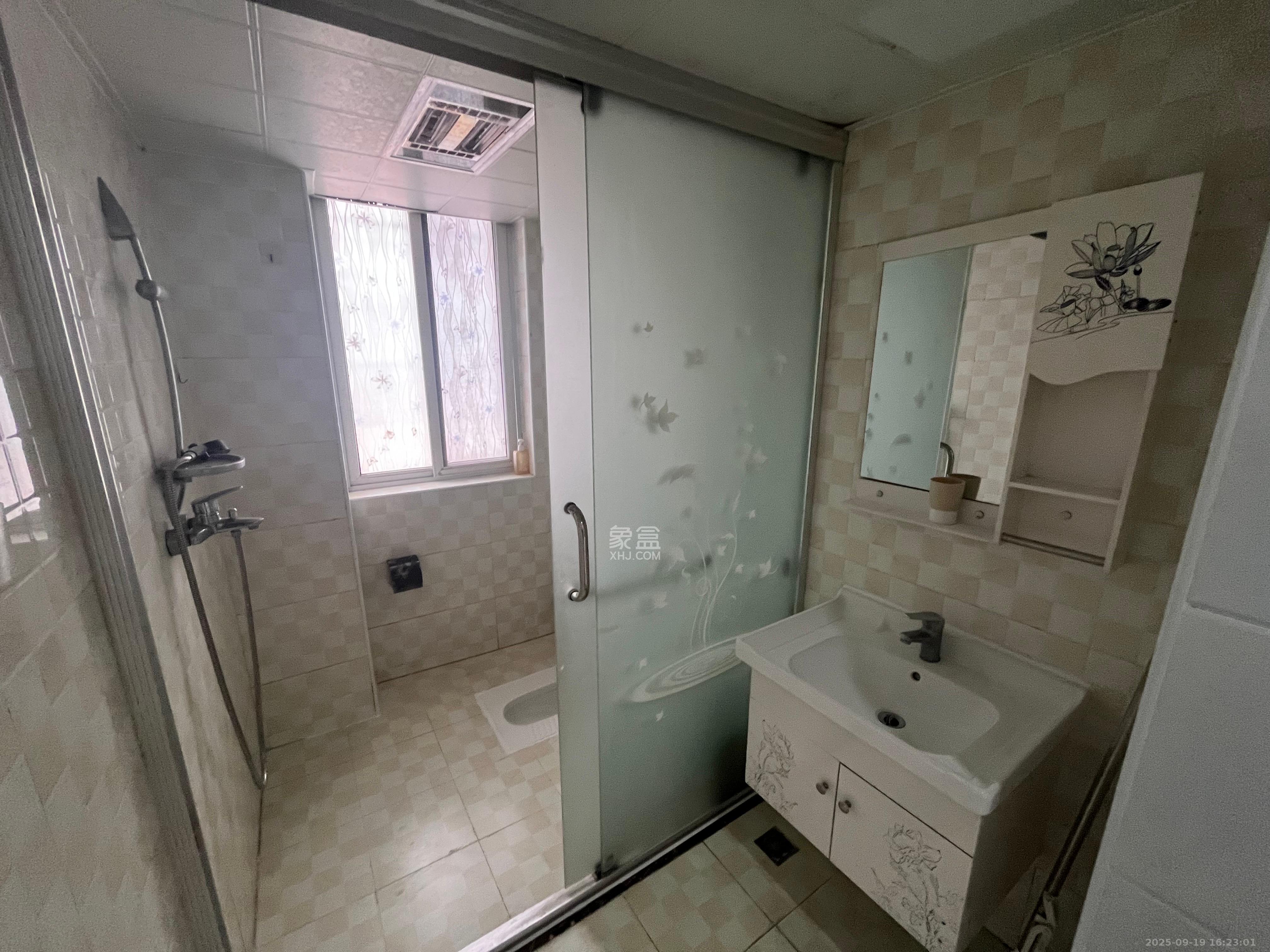 星城新宇莲景苑 3室2厅1卫 2300.0元/月 星城新宇莲景苑 3室2厅1卫 2300.0元/月室内图