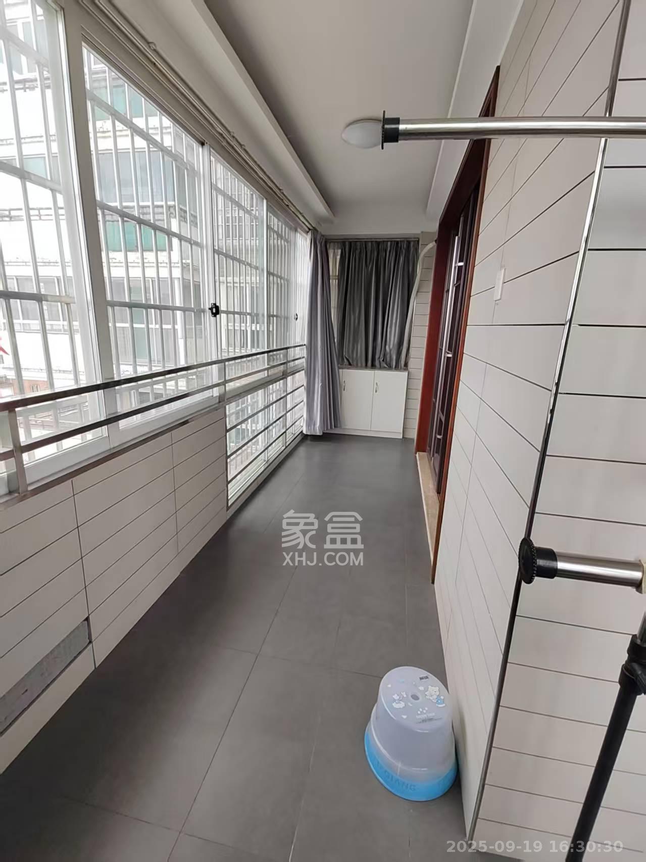 晶华美地  5室2厅2卫    2100.0元/月室内图