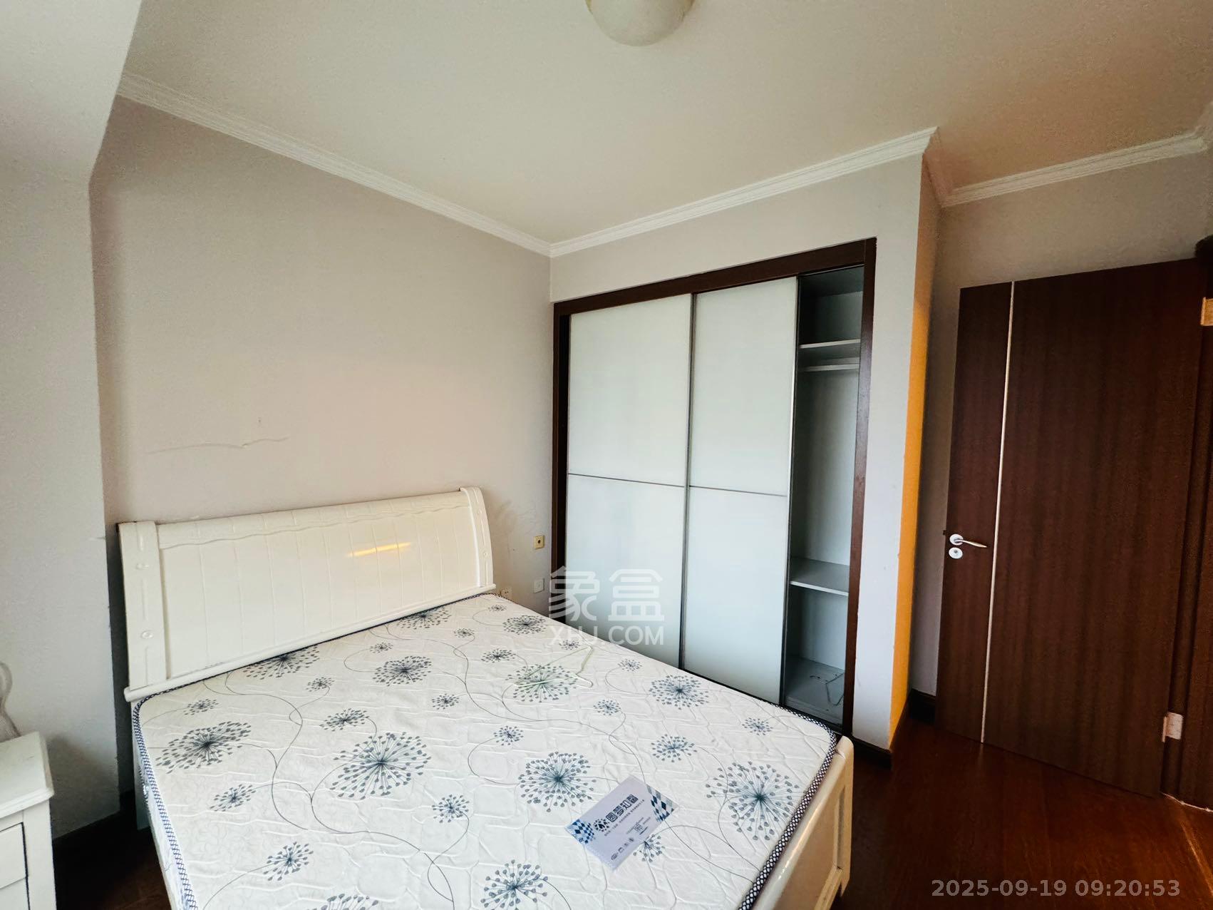 万科金域华府三四期  3室2厅1卫    2400.0元/月室内图