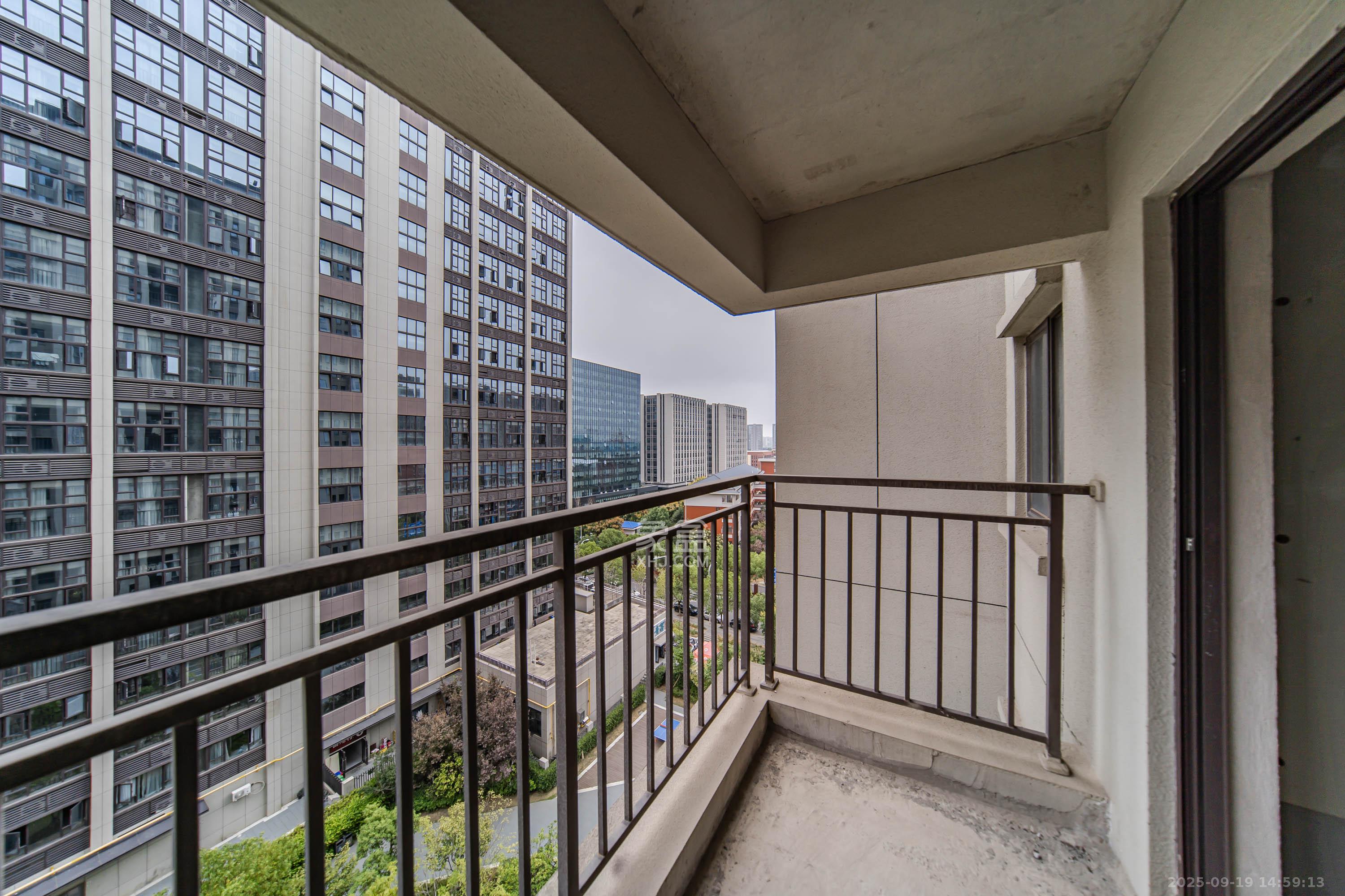 城发恒伟星雅韵(恒伟星辉苑) 4室2厅2卫 188.0万 城发恒伟星雅韵(恒伟星辉苑) 4室2厅2卫 188.0万阳台