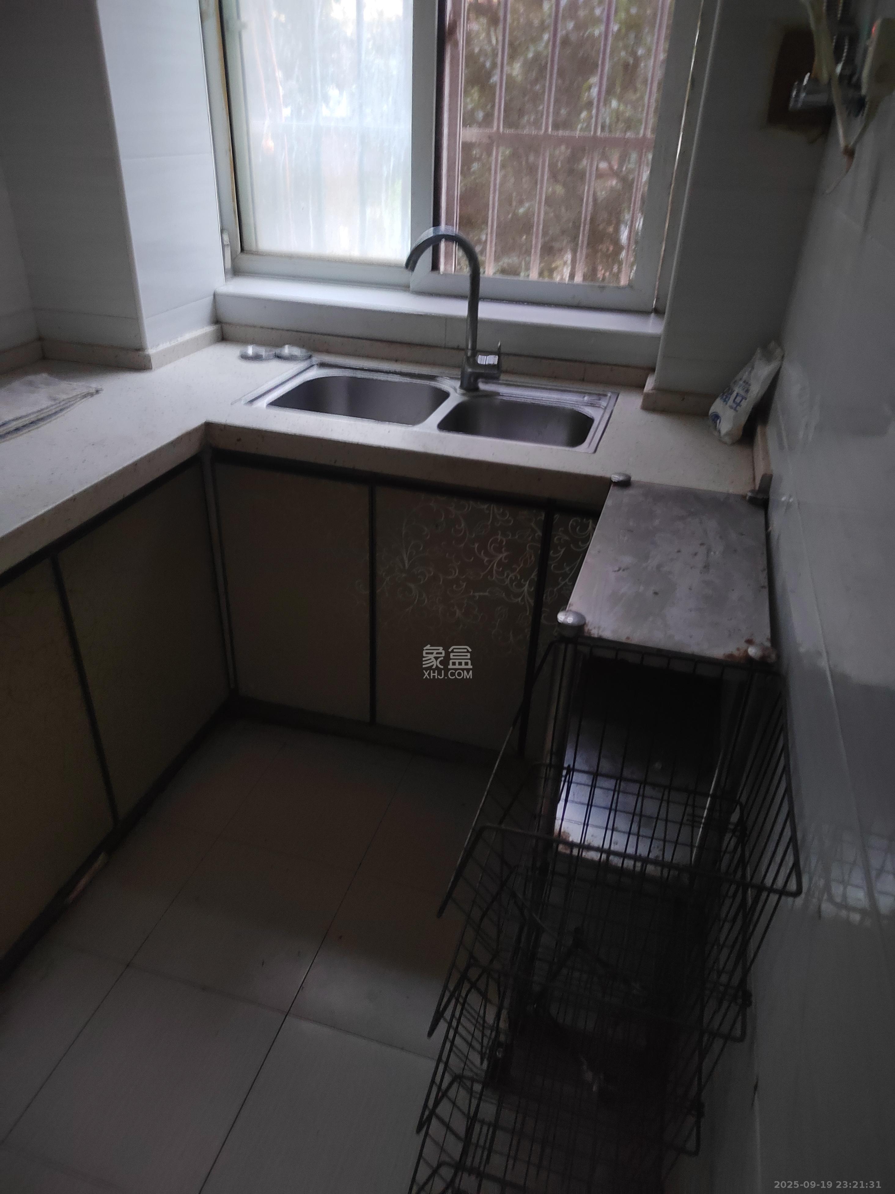 鄱阳小区 3室2厅1卫 1300.0元/月 鄱阳小区 3室2厅1卫 1300.0元/月室内图