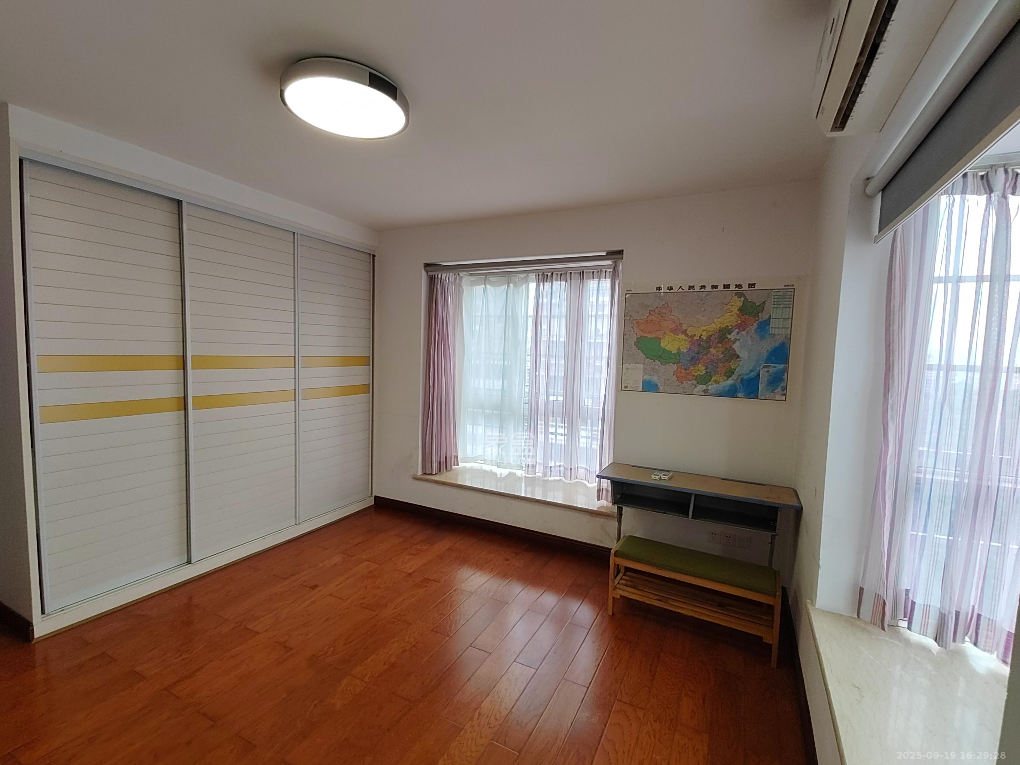 晶华美地  5室2厅2卫    2100.0元/月室内图