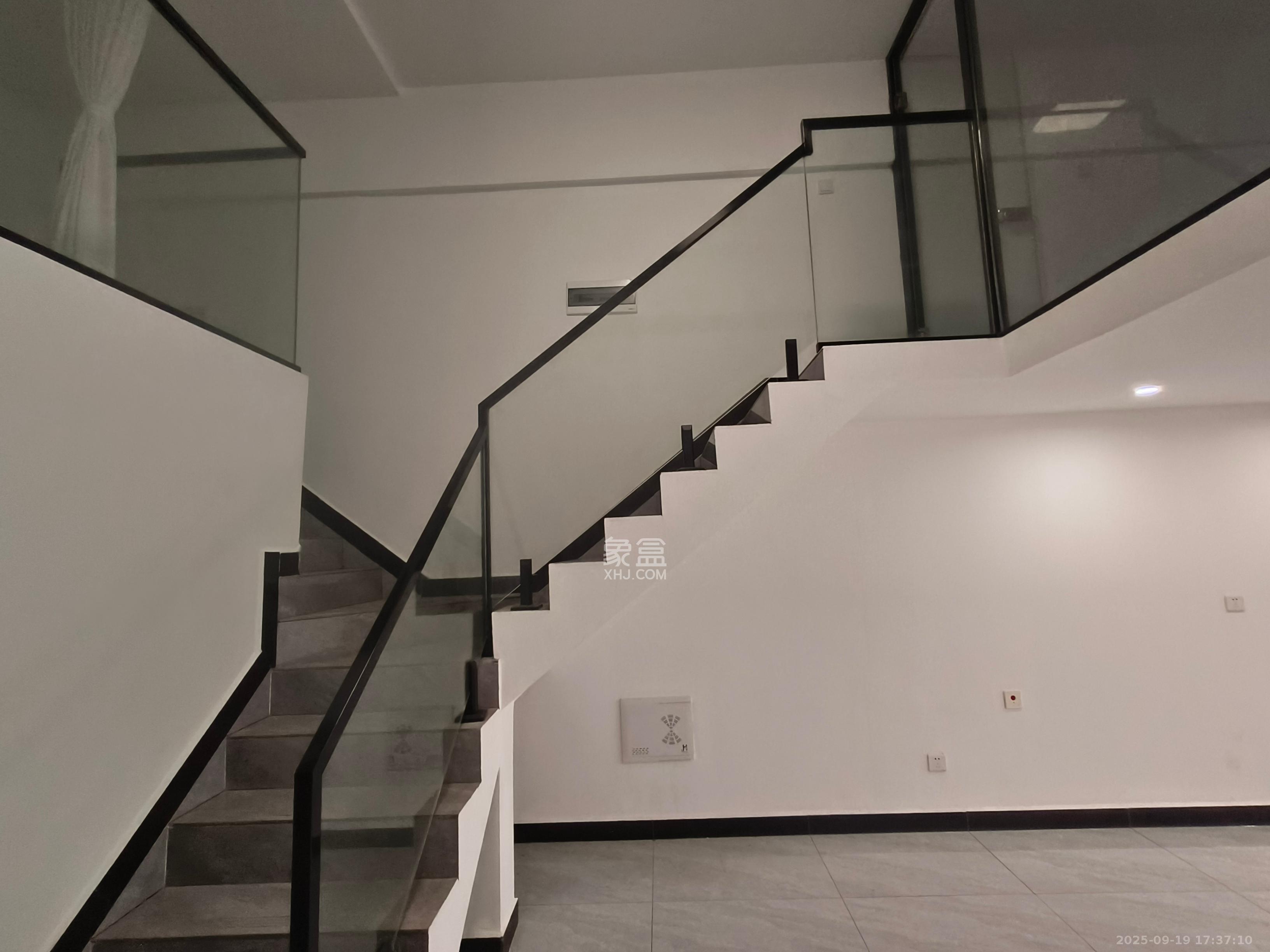 梅溪湖金茂湾  2室1厅1卫    2200.0元/月室内图