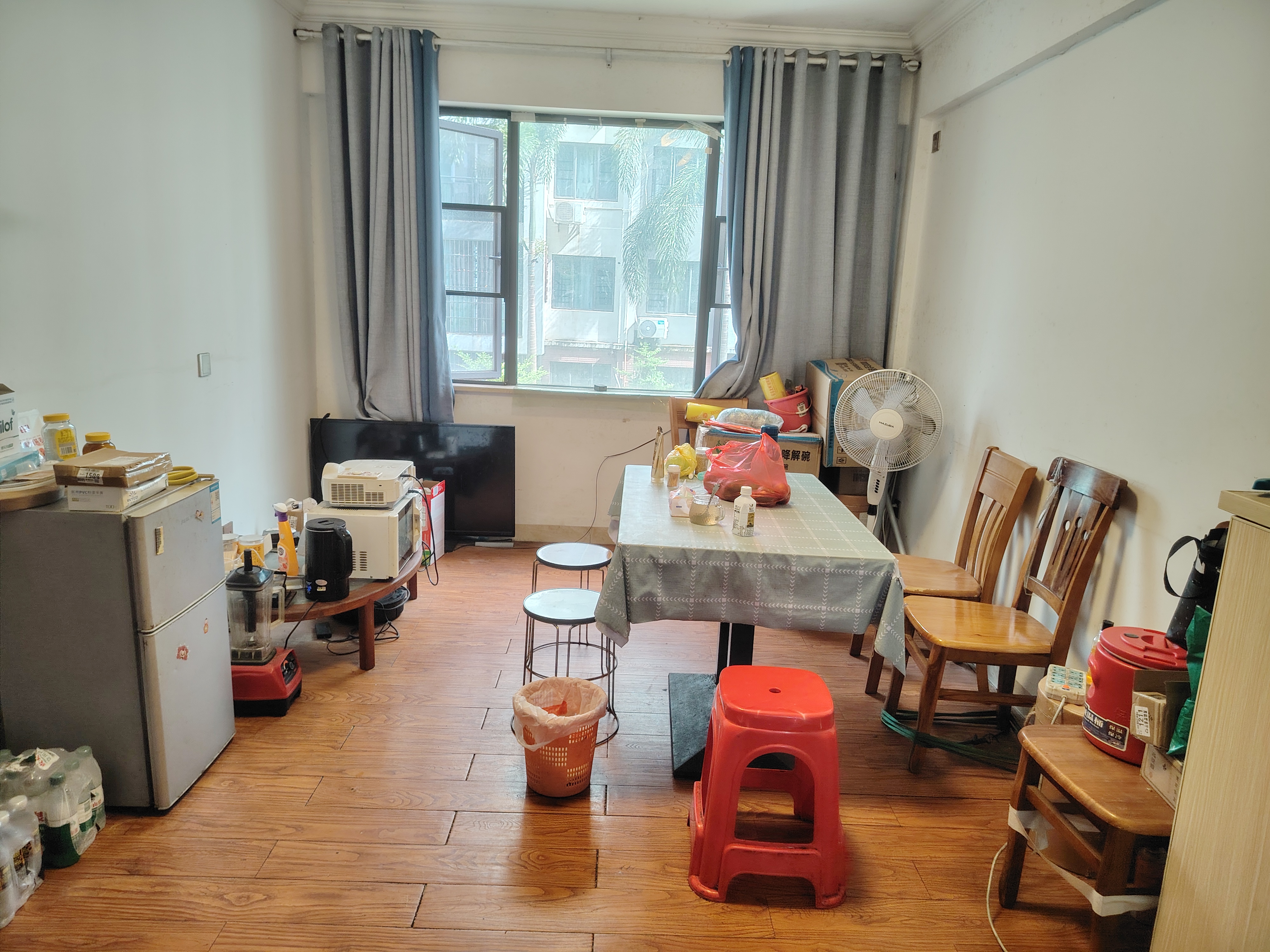 景山花园  3室2厅1卫   2300.00元/月室内图