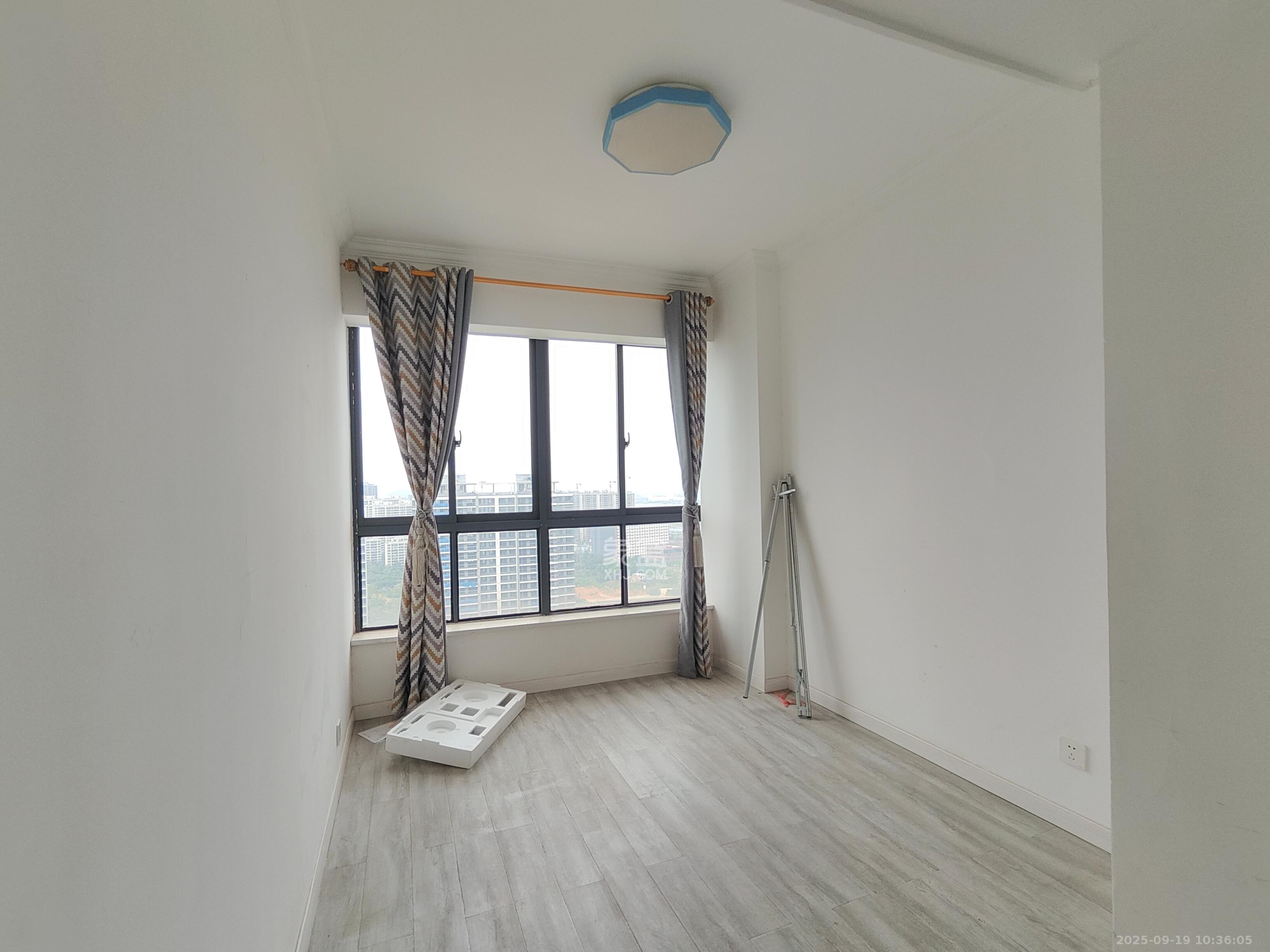 勤诚达新界  1室2厅1卫    2400.0元/月室内图