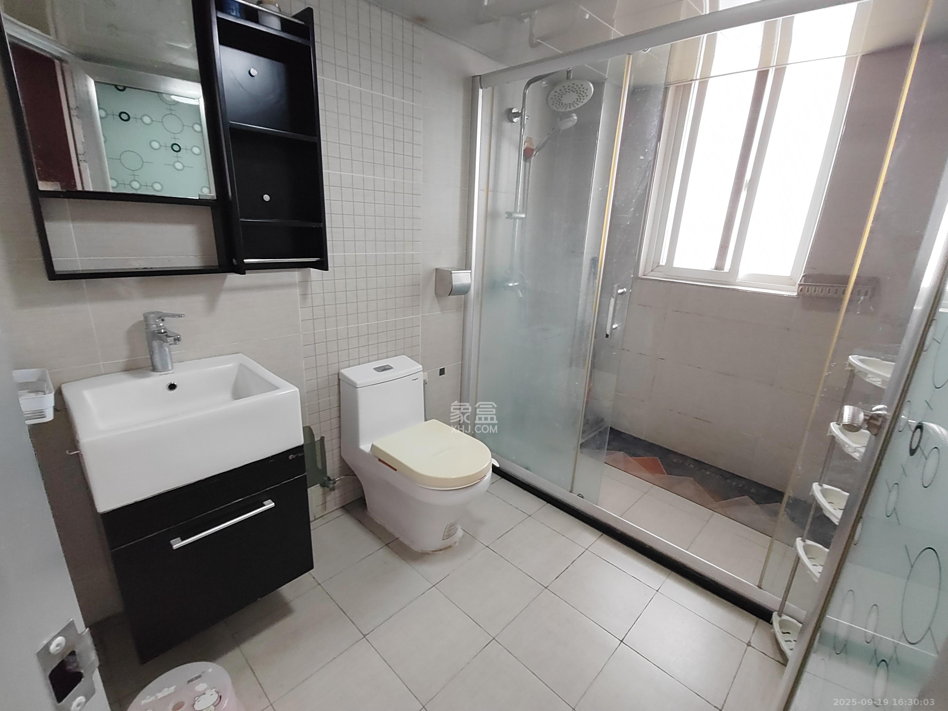 晶华美地  5室2厅2卫    2100.0元/月室内图