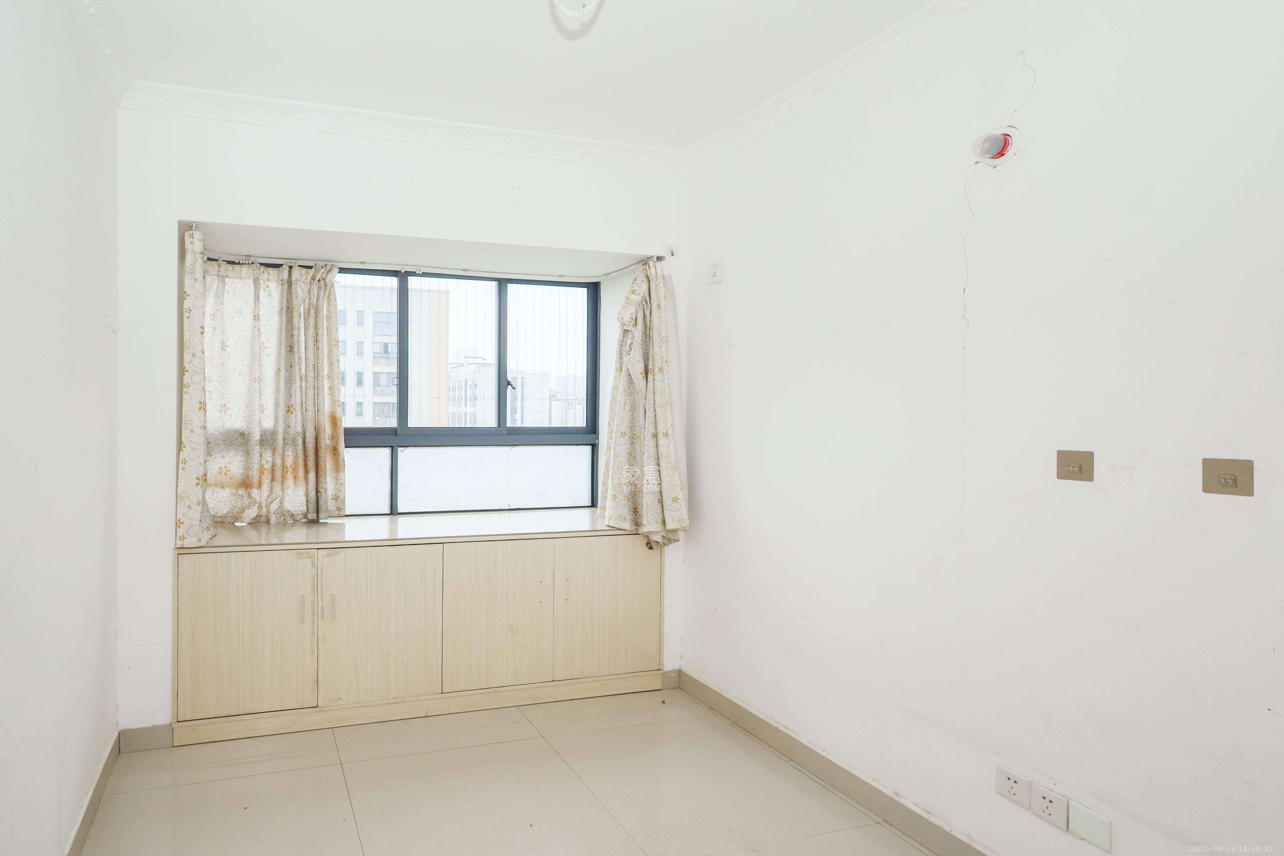 好莱城(弘德西街)  3室2厅1卫    72.8万 好莱城(弘德西街)  3室2厅1卫    72.8万卧室