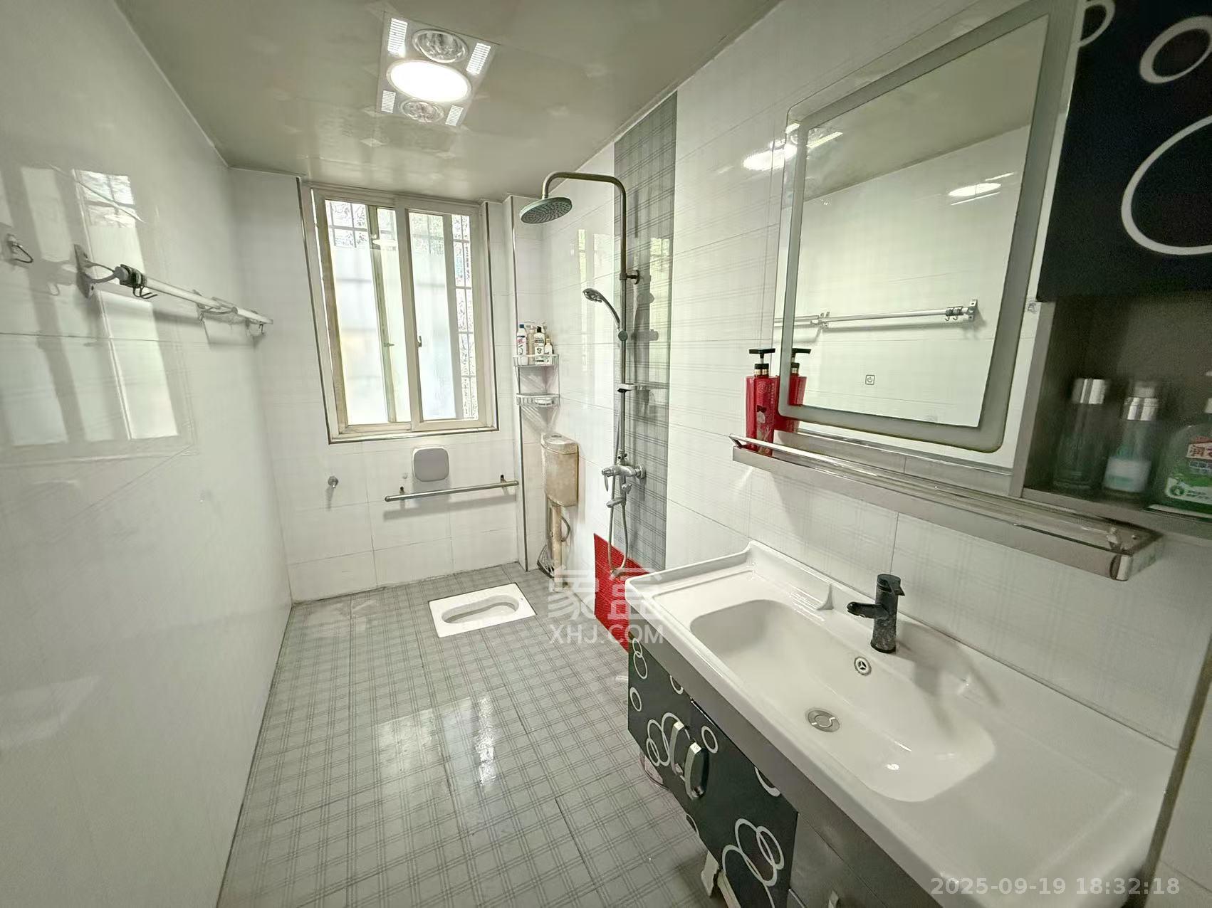 春满江南 4室2厅2卫 58.0万 春满江南 4室2厅2卫 58.0万客厅