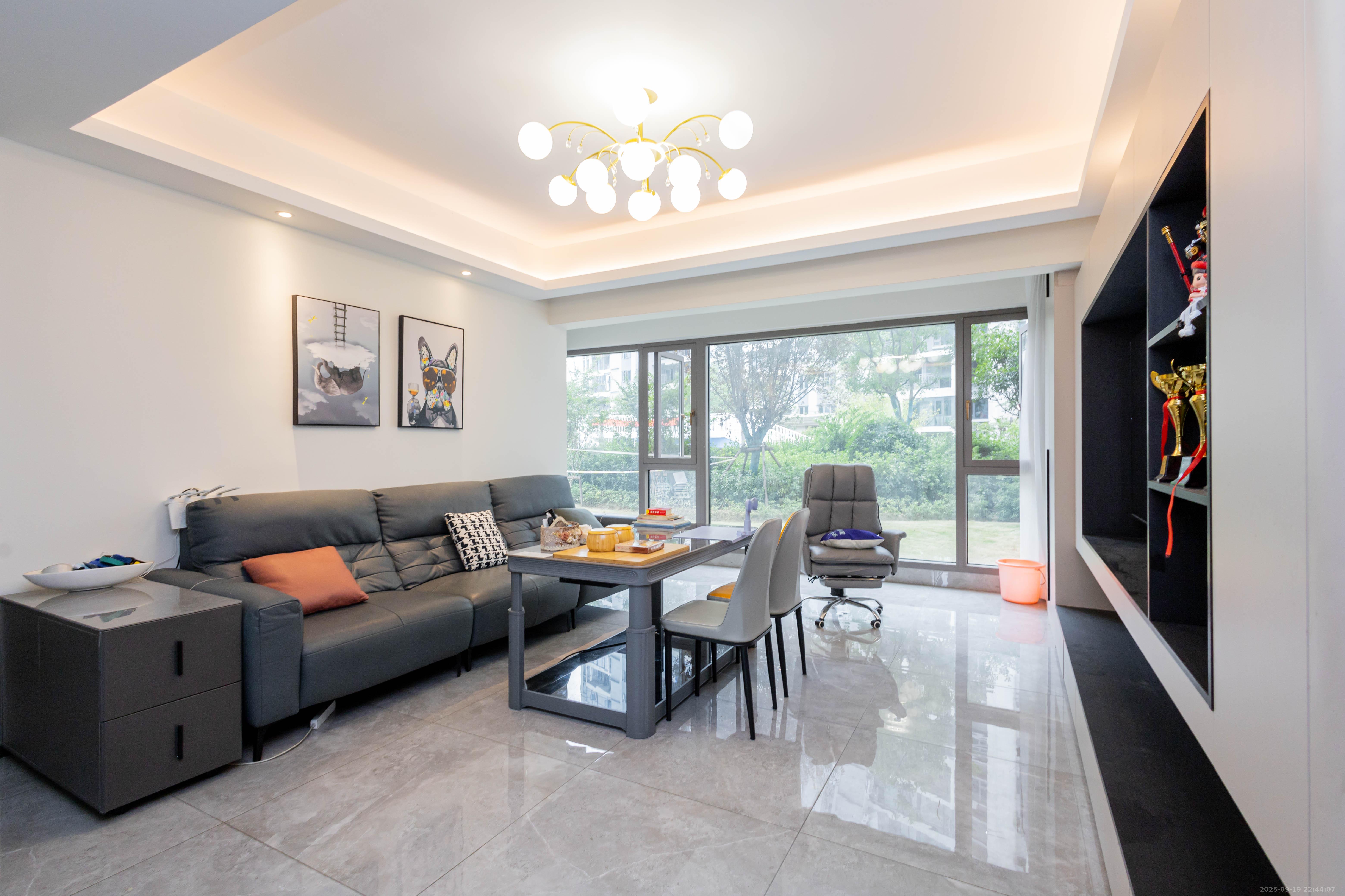 佳兆业滨江四季 4室2厅2卫 155.0万 佳兆业滨江四季 4室2厅2卫 155.0万客厅