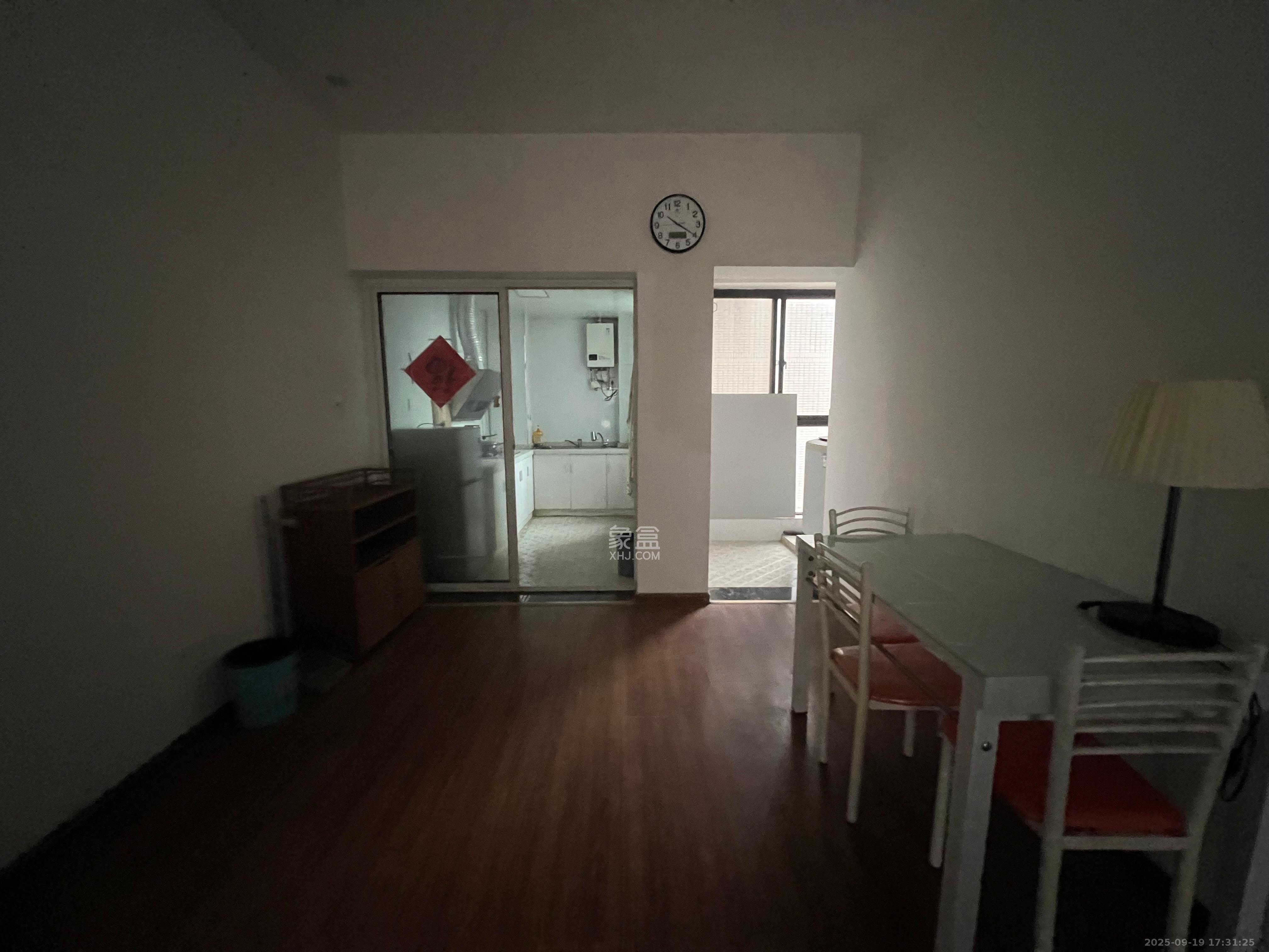 滨江一号(丰泰花园) 3室2厅2卫 2400.0元/月 滨江一号(丰泰花园) 3室2厅2卫 2400.0元/月室内图