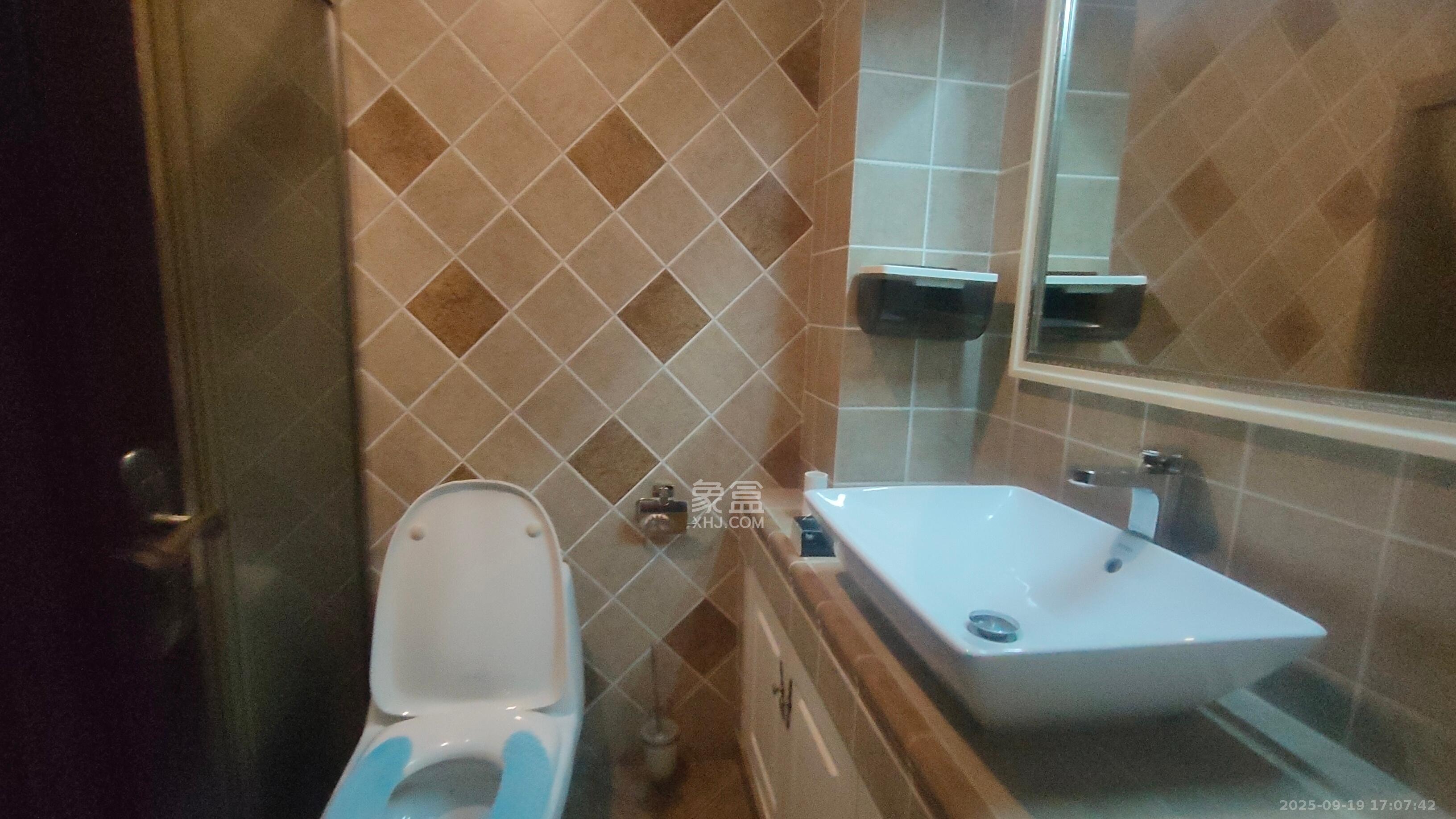 阳光100三期  1室2厅2卫    5000.0元/月室内图