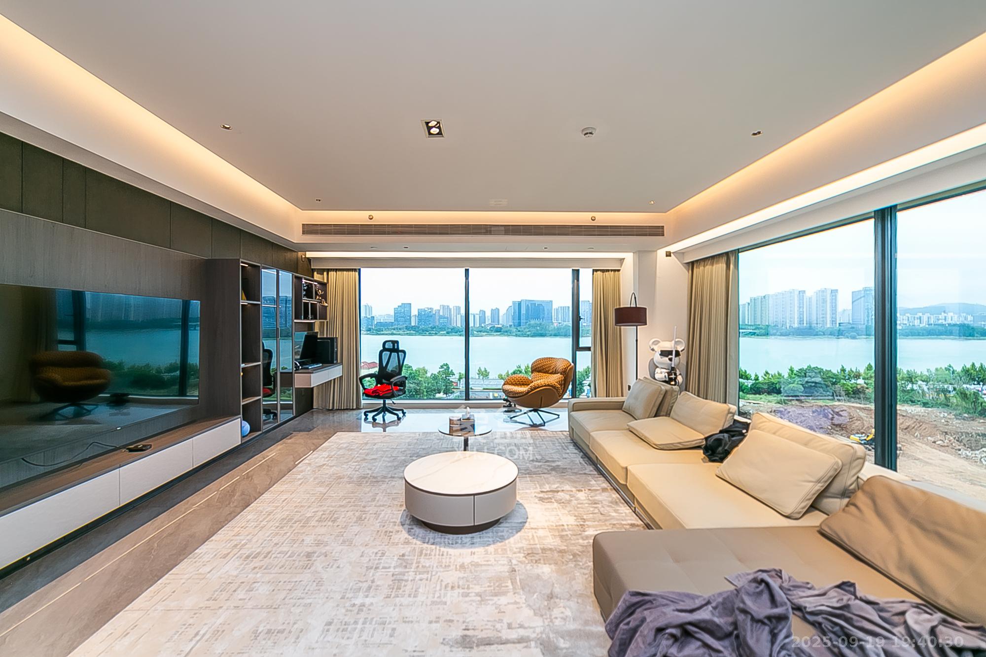 万科紫台 4室2厅3卫 330.0万 万科紫台 4室2厅3卫 330.0万客厅