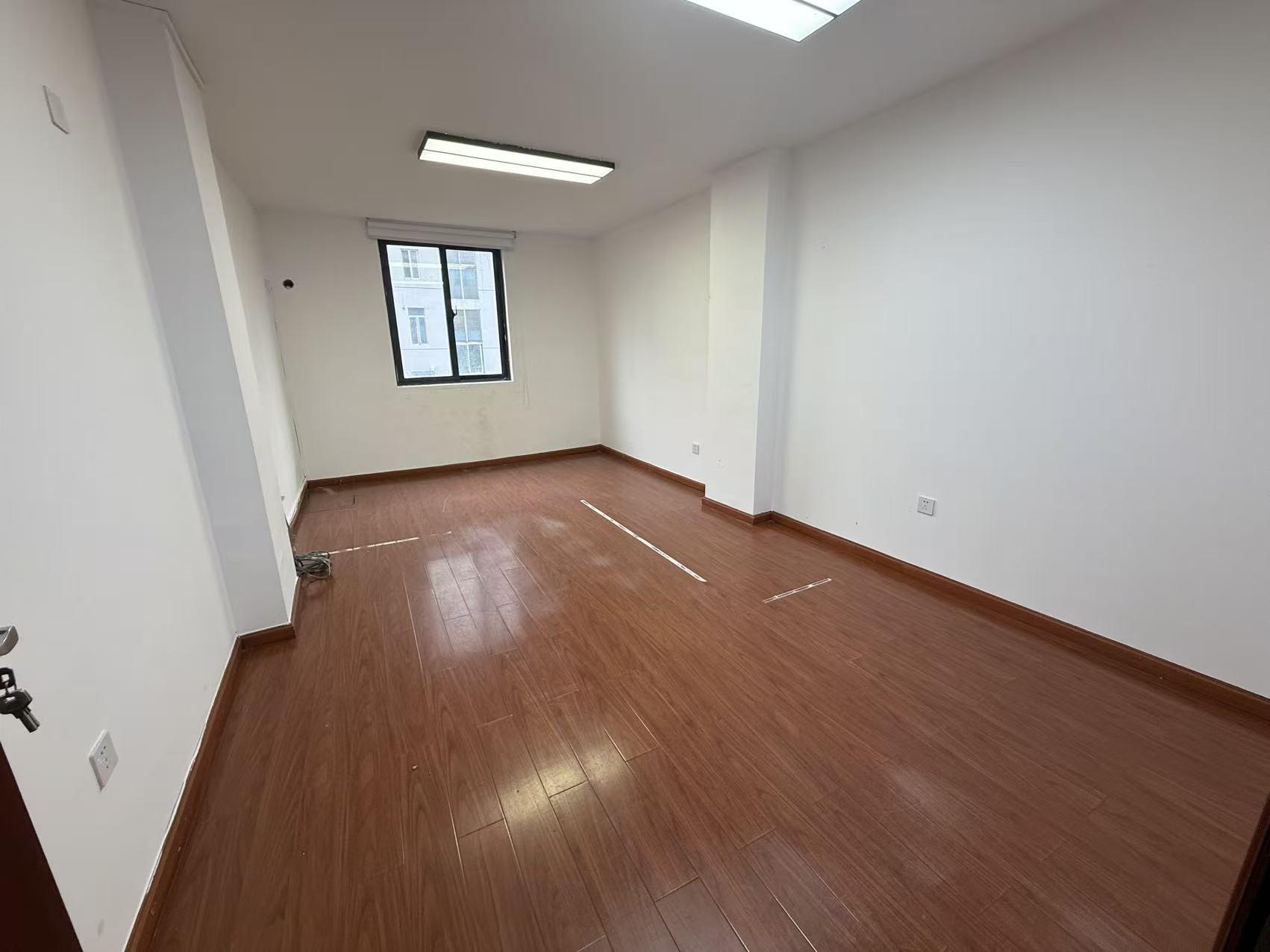 顺发新村 4室2厅2卫 4500.0元/月 顺发新村 4室2厅2卫 4500.0元/月室内图