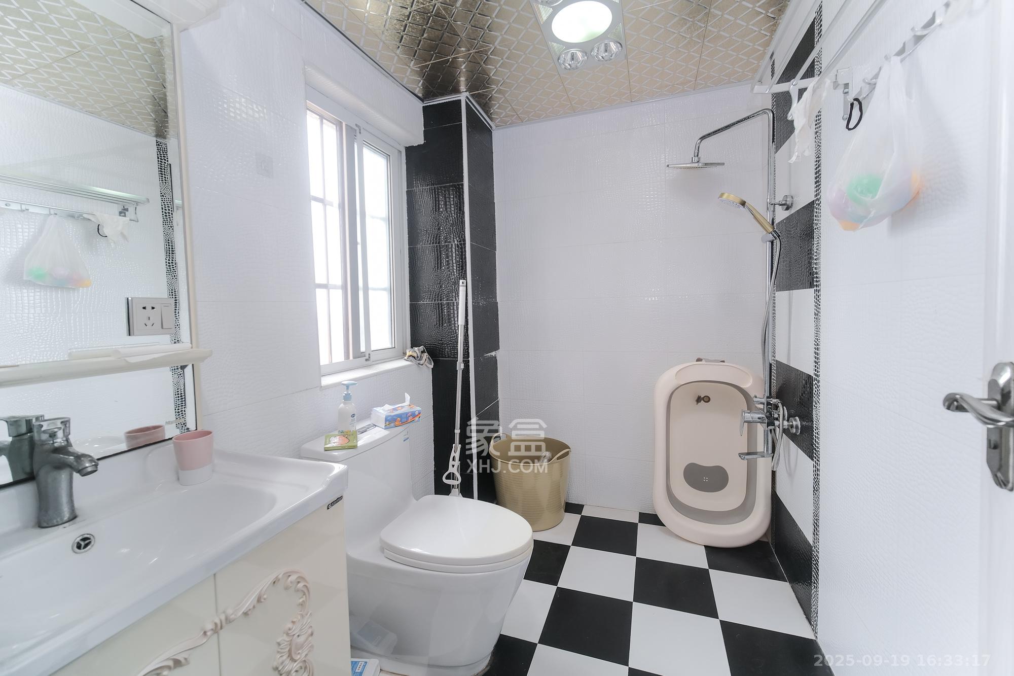 山水湾  3室2厅2卫    68.8万卫生间