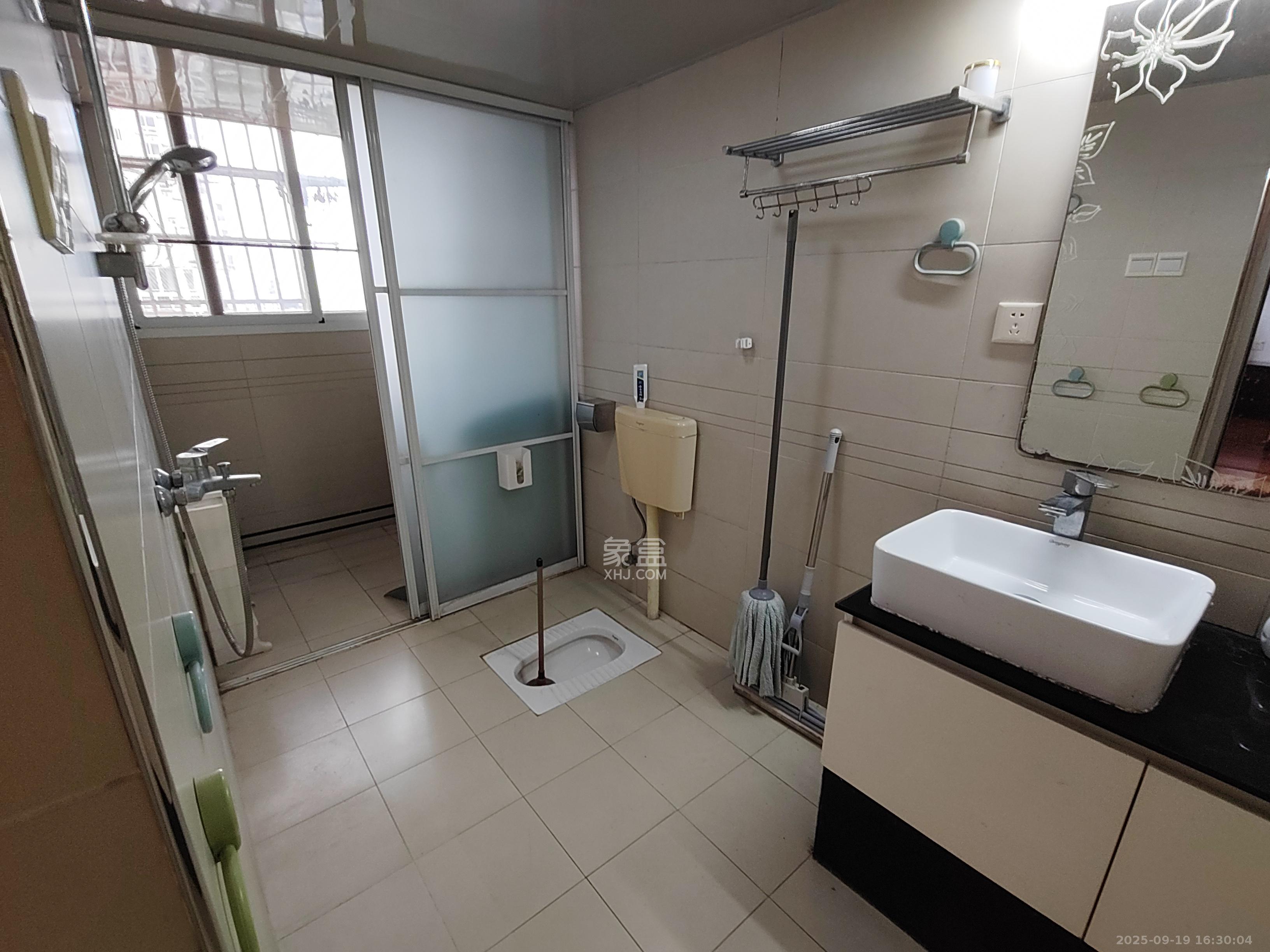 晶华美地  5室2厅2卫    2100.0元/月室内图