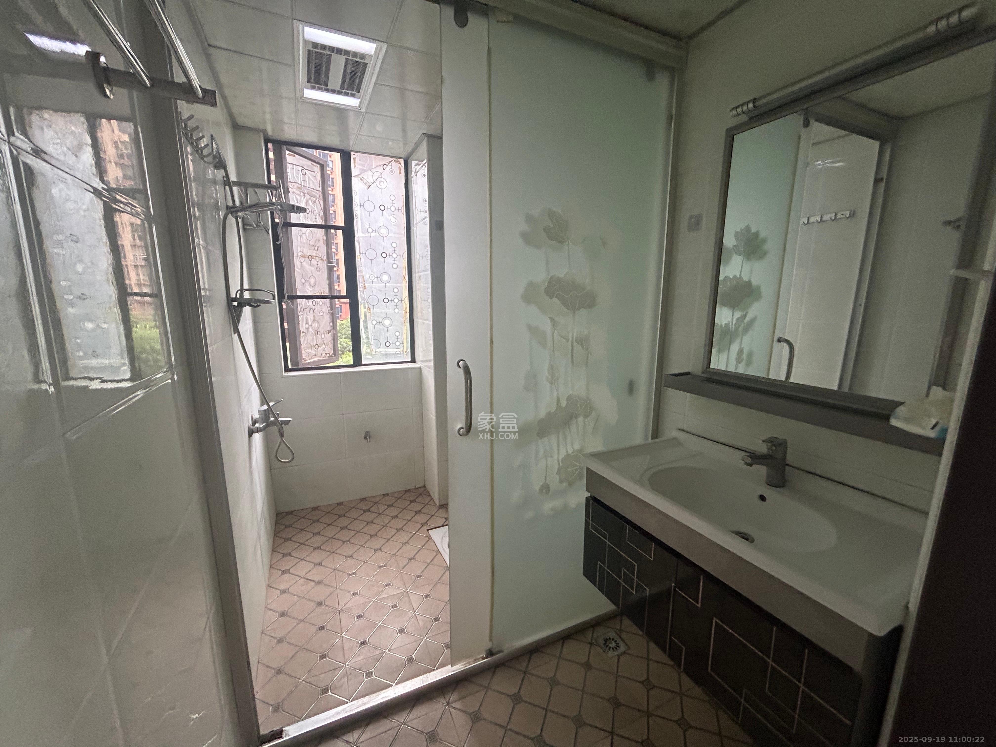 兴威帕克水岸  3室2厅2卫    2400.0元/月室内图