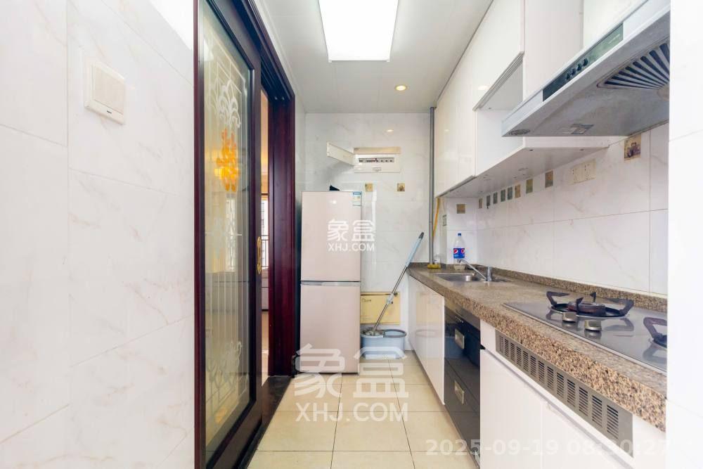 恒大江湾 3室1厅2卫 2200.0元/月 恒大江湾 3室1厅2卫 2200.0元/月室内图